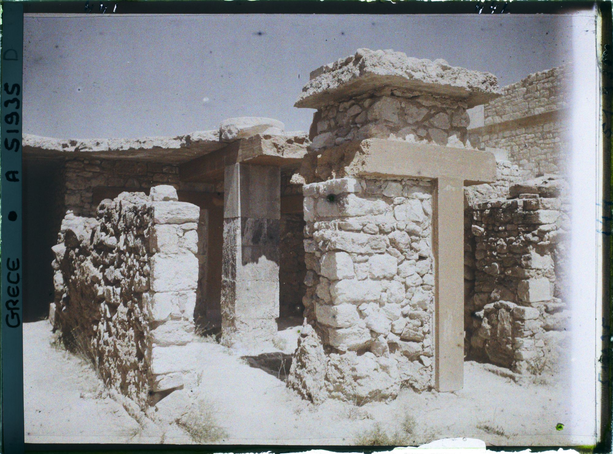 Image représentant Dans l'aile occidentale du palais, vestiges du sanctuaire, dont une crypte à piliers quadrangulaires