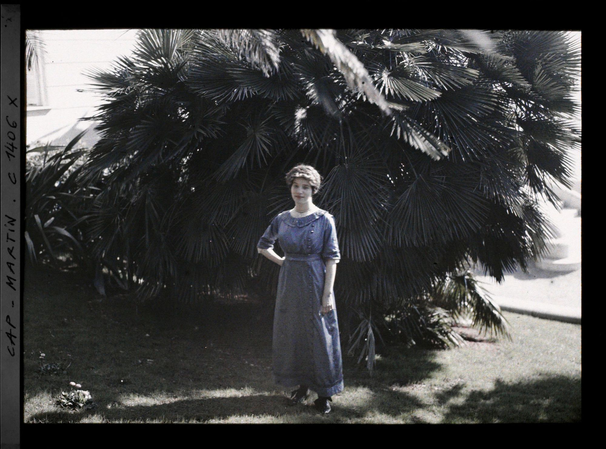 Image représentant Melle Marie-Yvonne von Schoen dans le jardin d'Albert Kahn