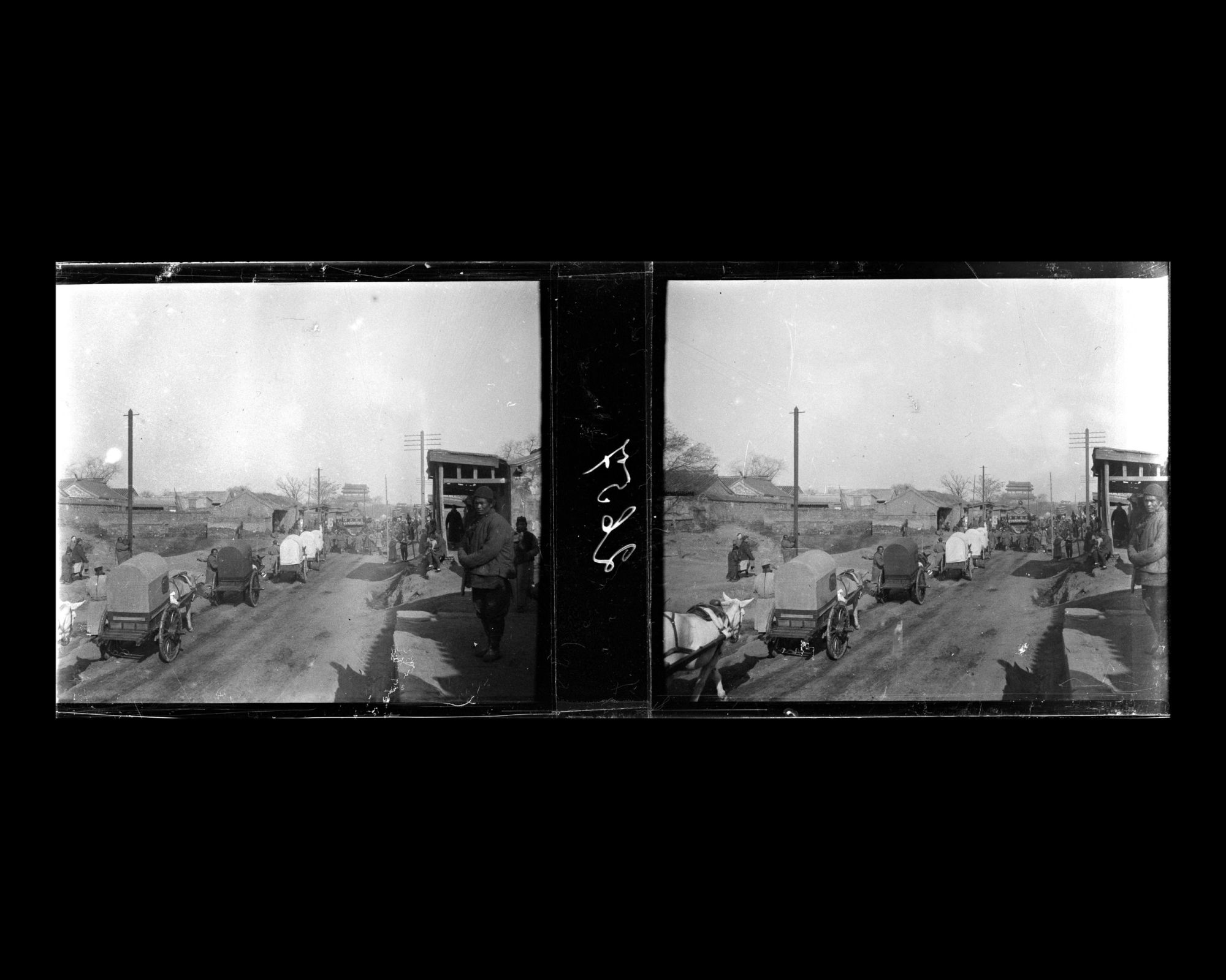 Image représentant Un cortège funéraire de trente-deux porteurs sur Deshengmen dajie ("avenue de la Porte des Vertus Triomphantes") dans la ville tartare ouest