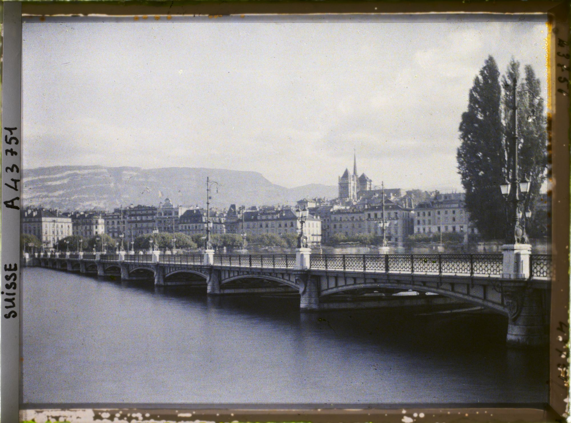 Image représentant Le pont du Mont-Blanc, le Léman et la ville de Genève