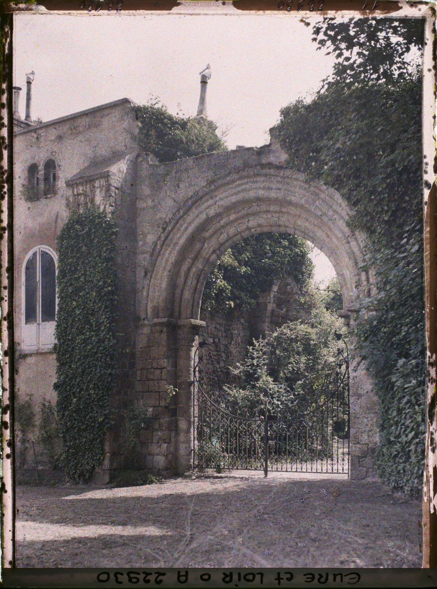 Image représentant Le porche de l'ancienne abbaye Notre-Dame