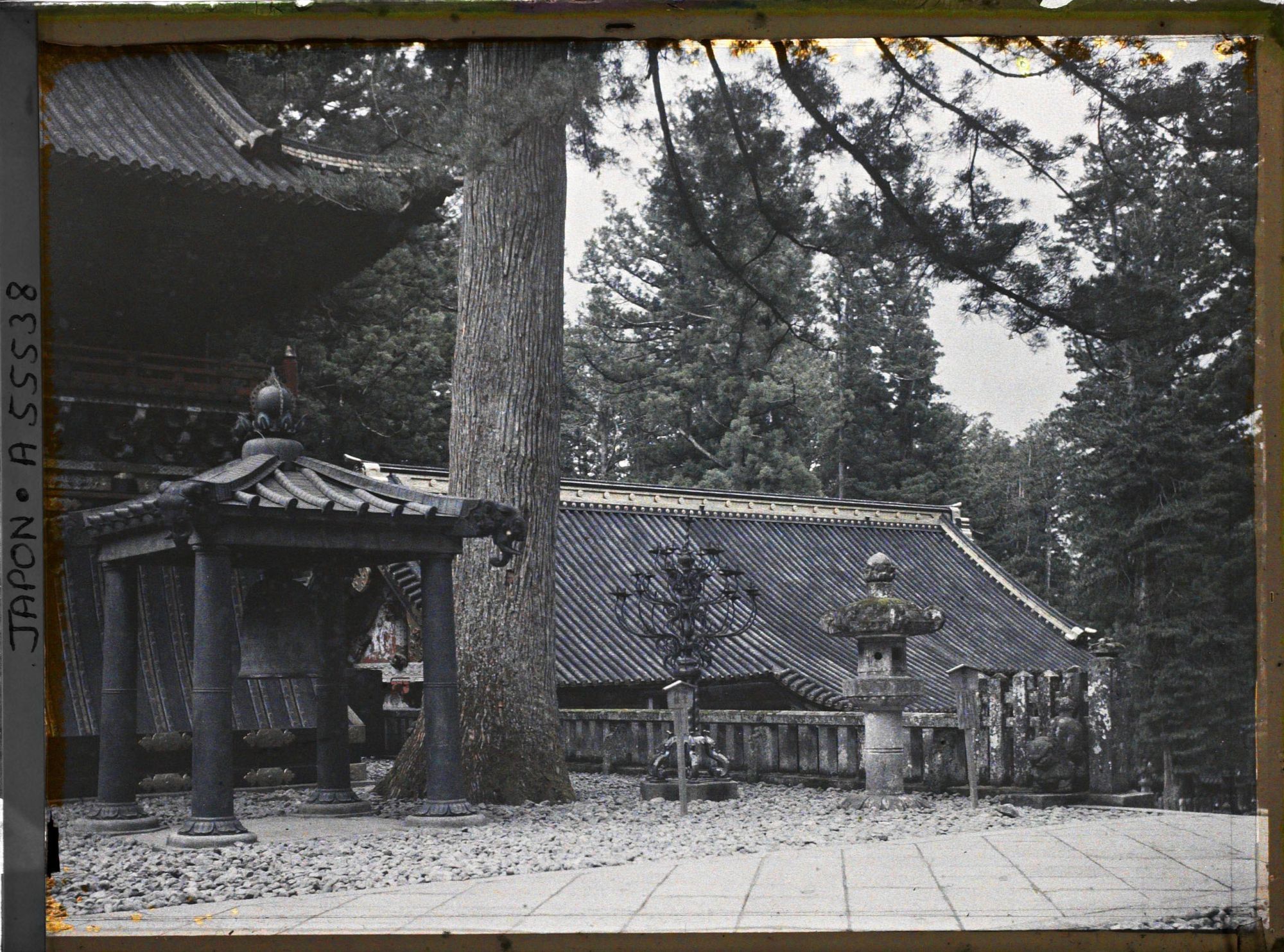 Image représentant Le candélabre de bronze et la "cloche-mangée-par-les-mites" (Mushikuigane) près du beffroi (Shûrô ou Shôrô) du sanctuaire Tôshôgû