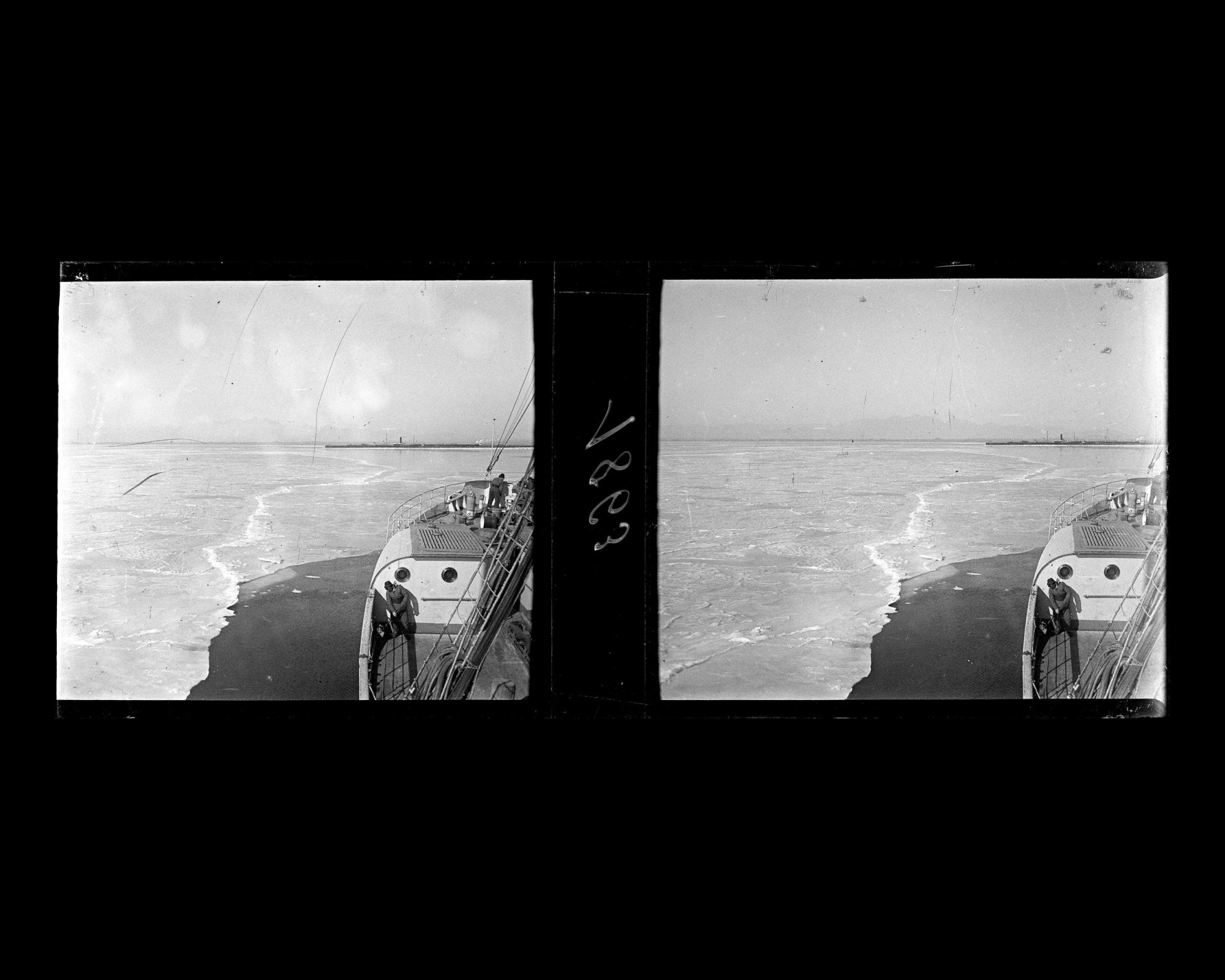 Image représentant La proue du vapeur allemand Staatssekretär Kraëtke ouvre un chenal dans la banquise, en direction du port de Qinhuangdao