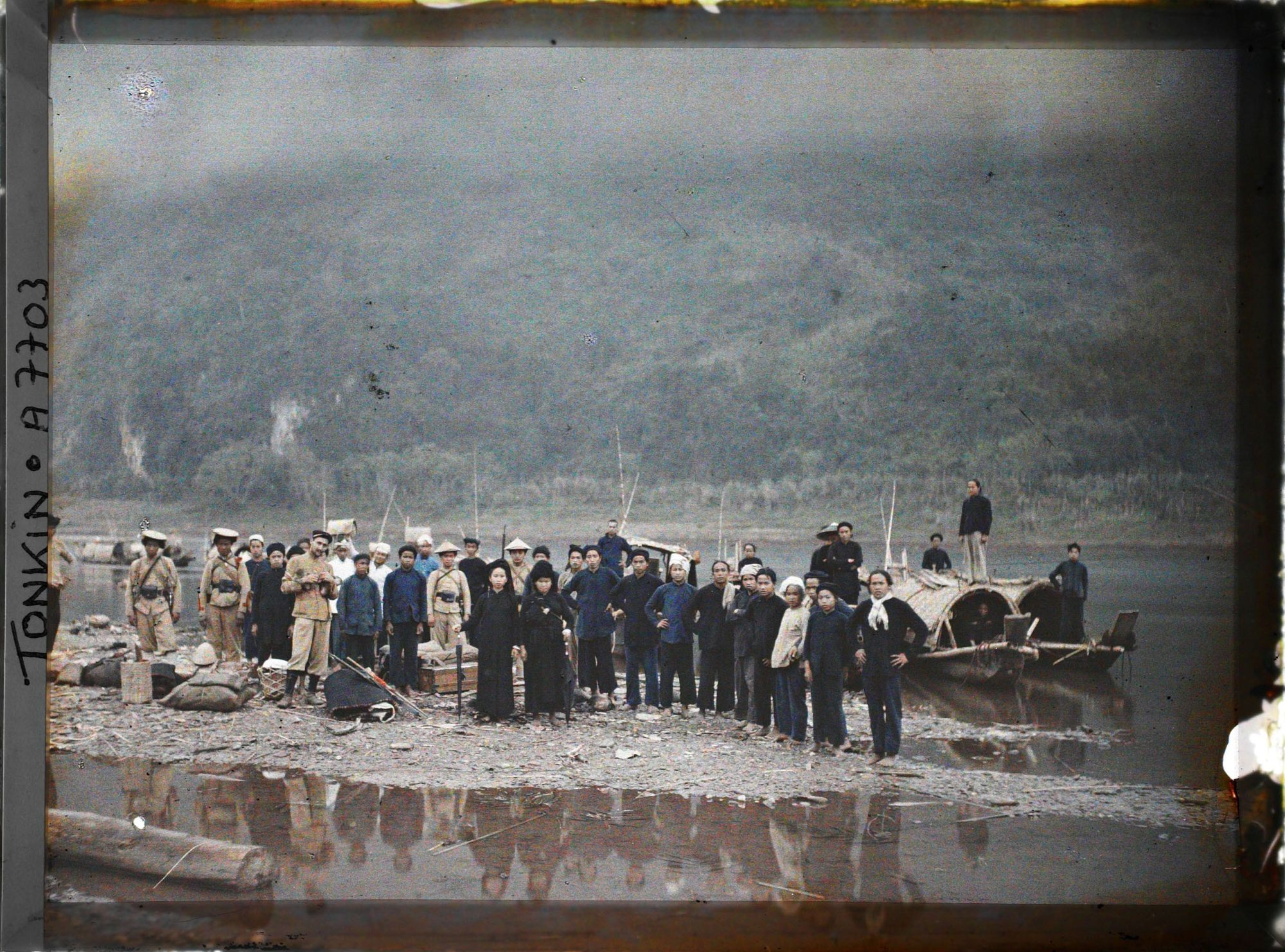 Image représentant Un convoi de voyageurs et de tirailleurs indigènes arrivant du Laos et de la région de Dien bien phu (?)