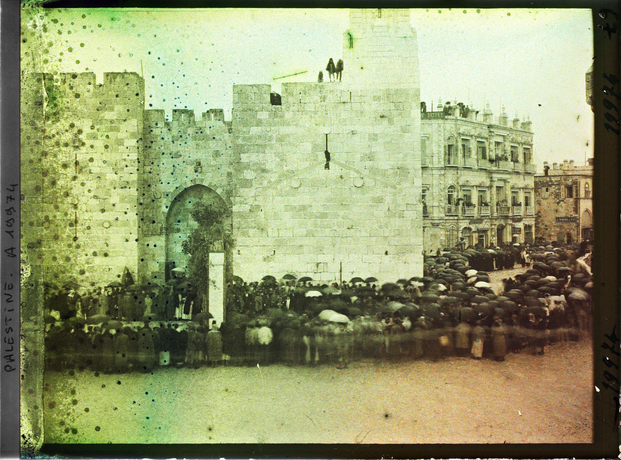 Image représentant Foule attendant l'arrivée du cardinal Dubois près de la porte de Jaffa