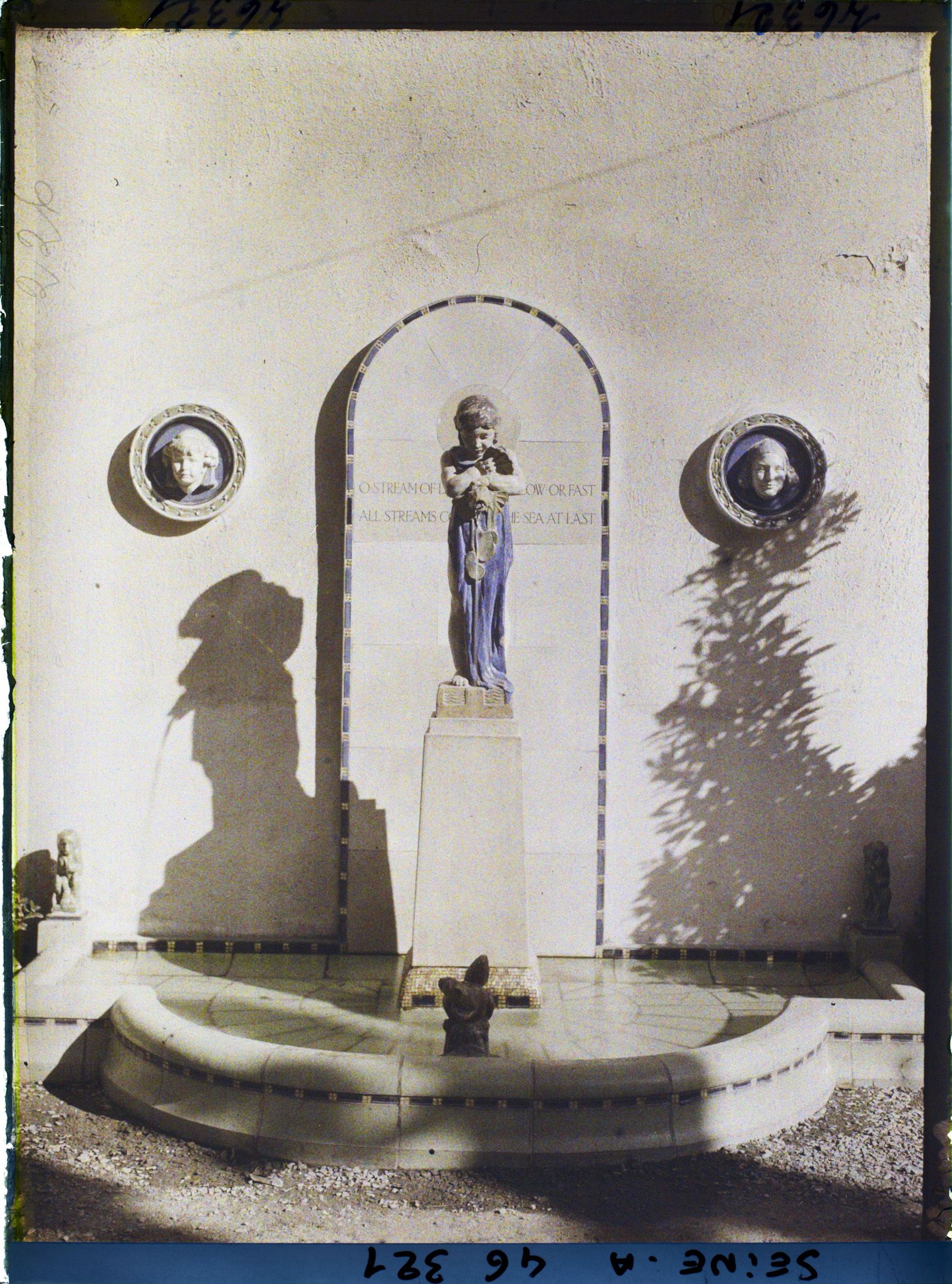 Image représentant L'exposition des arts décoratifs, Fontaine en faïence du pavillon de la Grande-Bretagne