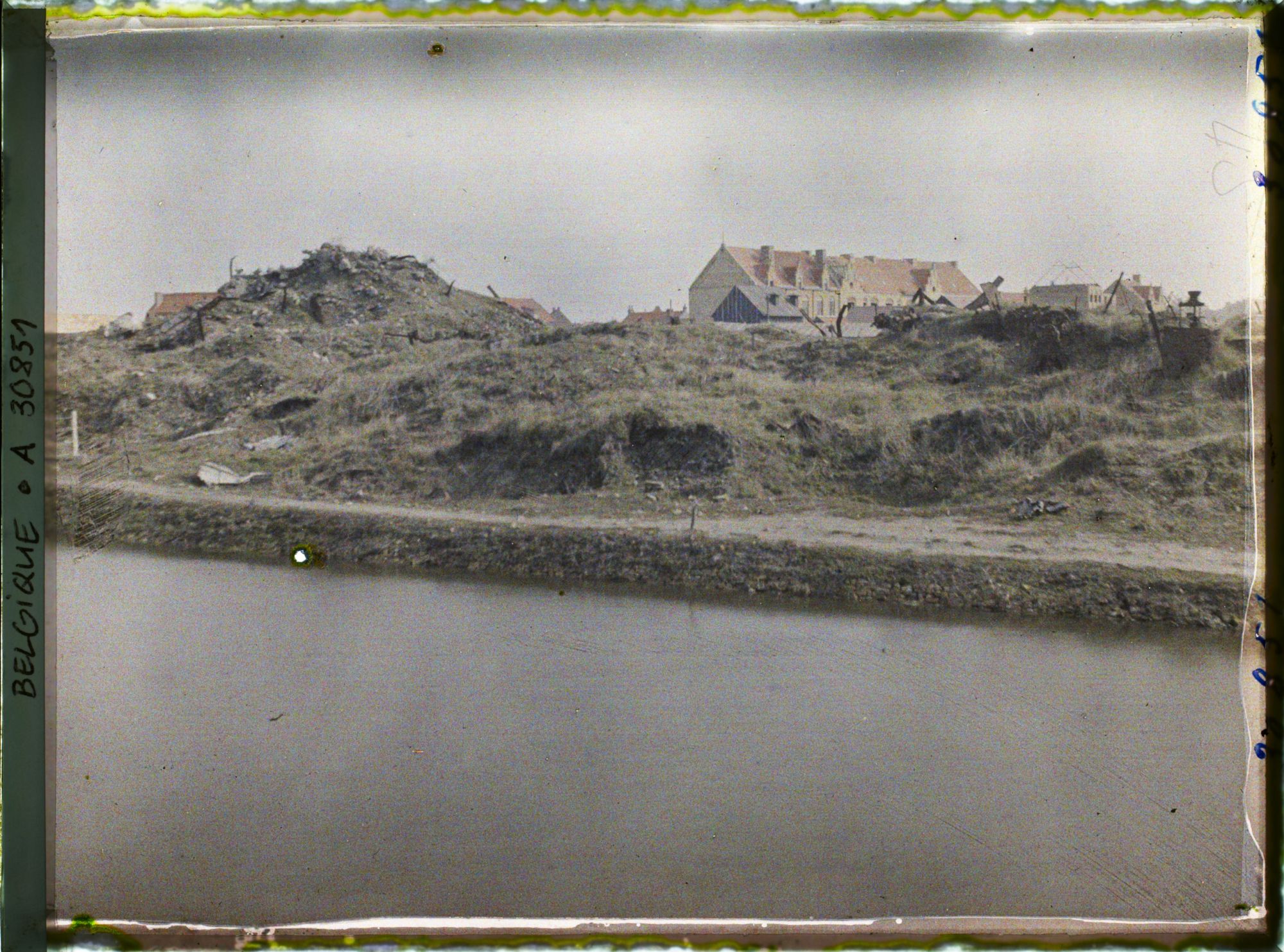 Image représentant Belgique, Dixmude, Ruines de la minoterie, vues de la rive gauche de l'Yser