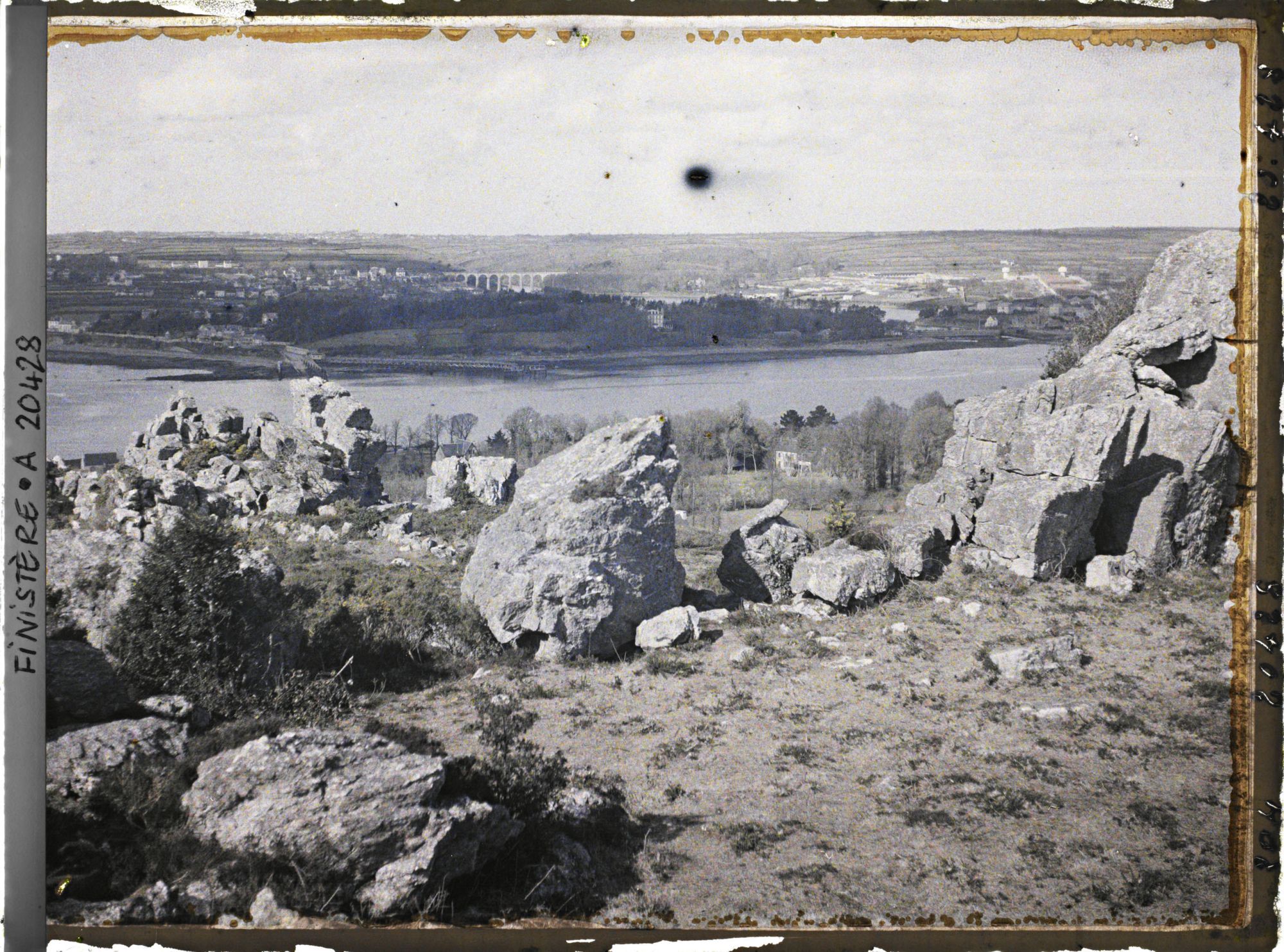 Image représentant La vue vers Le Relecq-Kerhuon dont on distingue le viaduc du chemin de fer