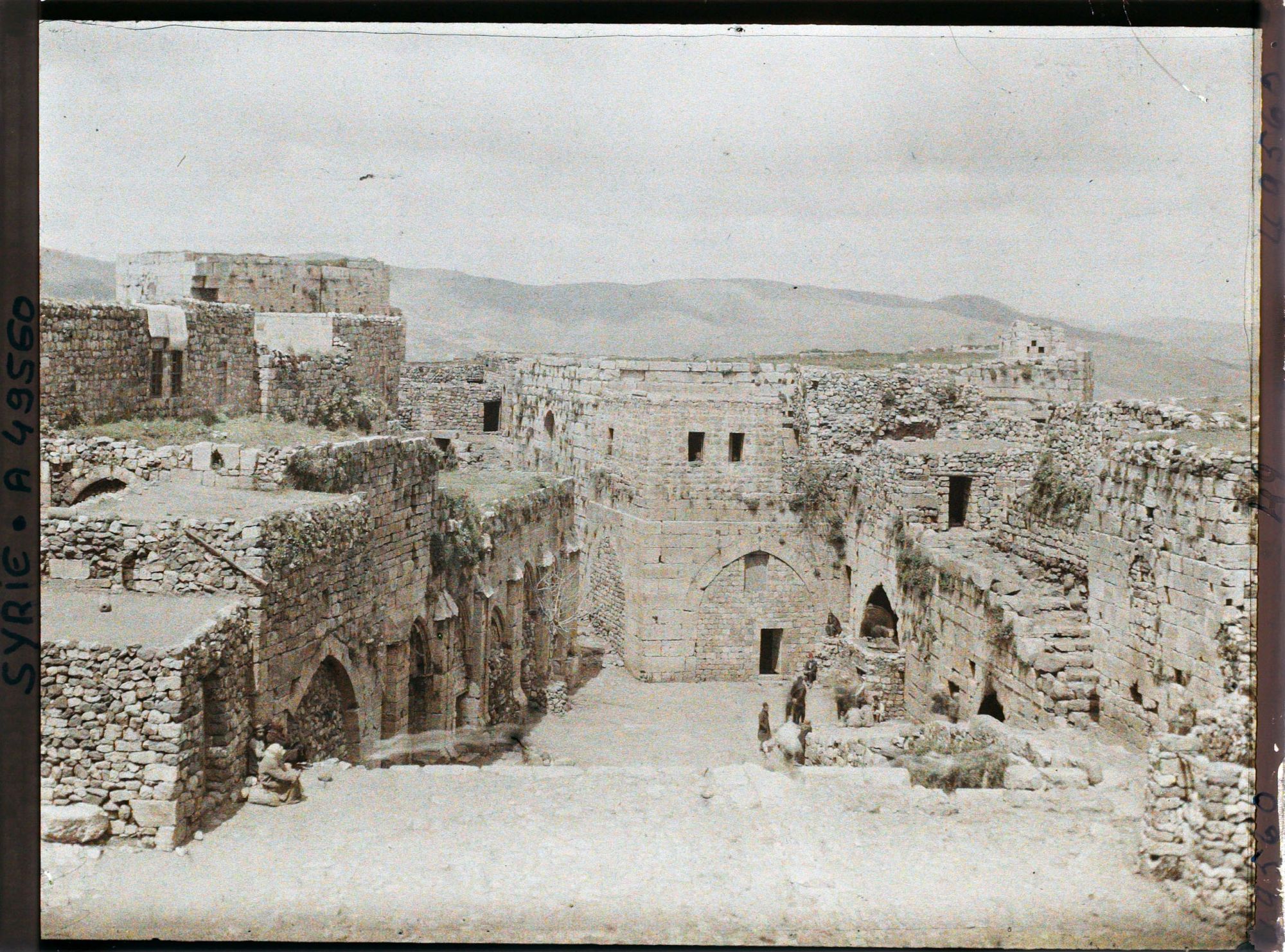 Image représentant La cour vue du sud en direction du nord