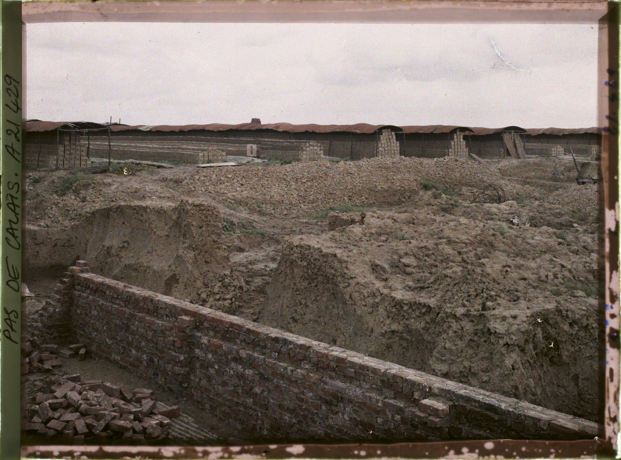 Image représentant France, Givenchy, Une briqueterie
