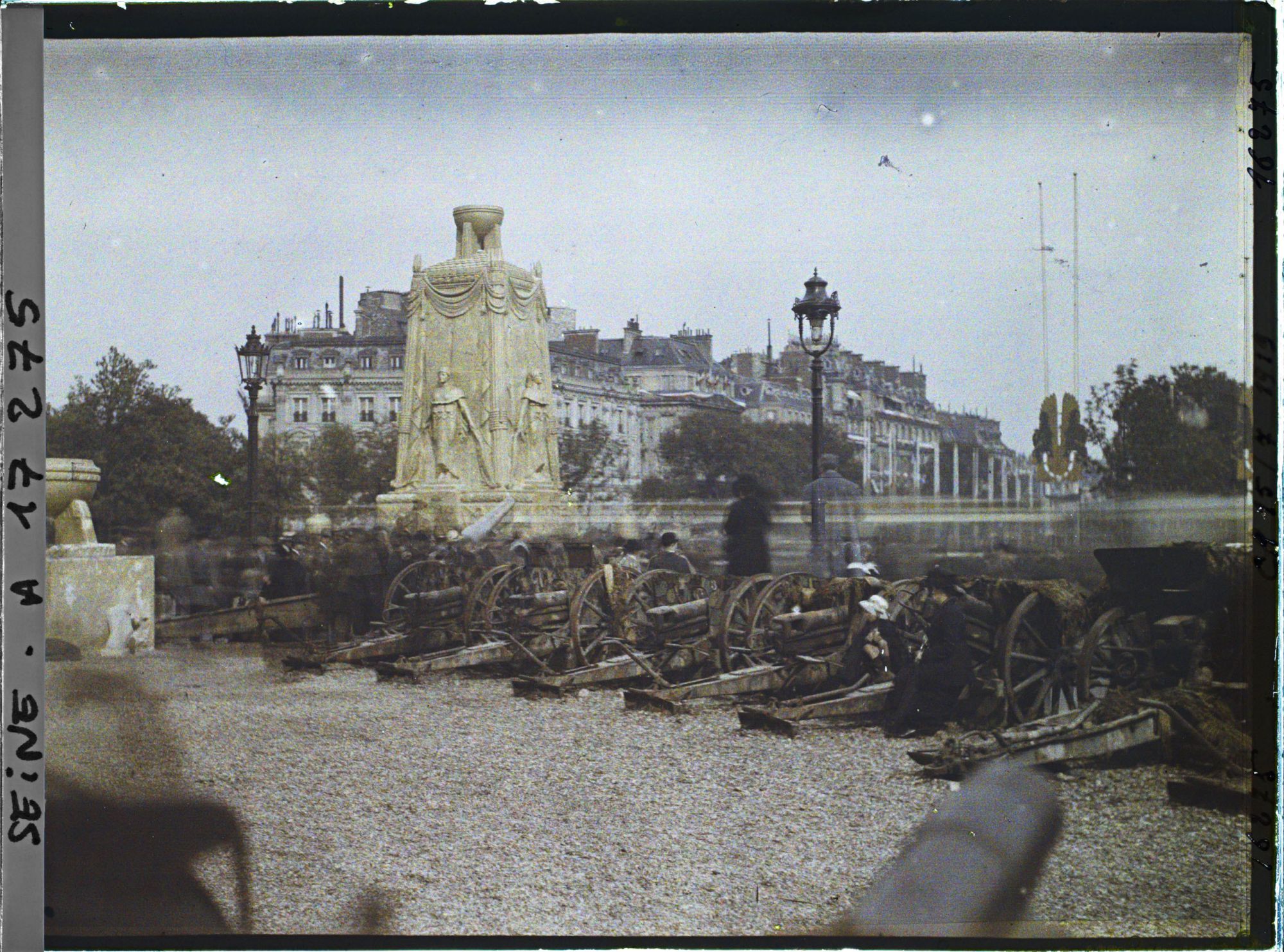 Image représentant La place de l'Etoile décorée pour les fêtes de la Victoire des 13 et 14 juillet