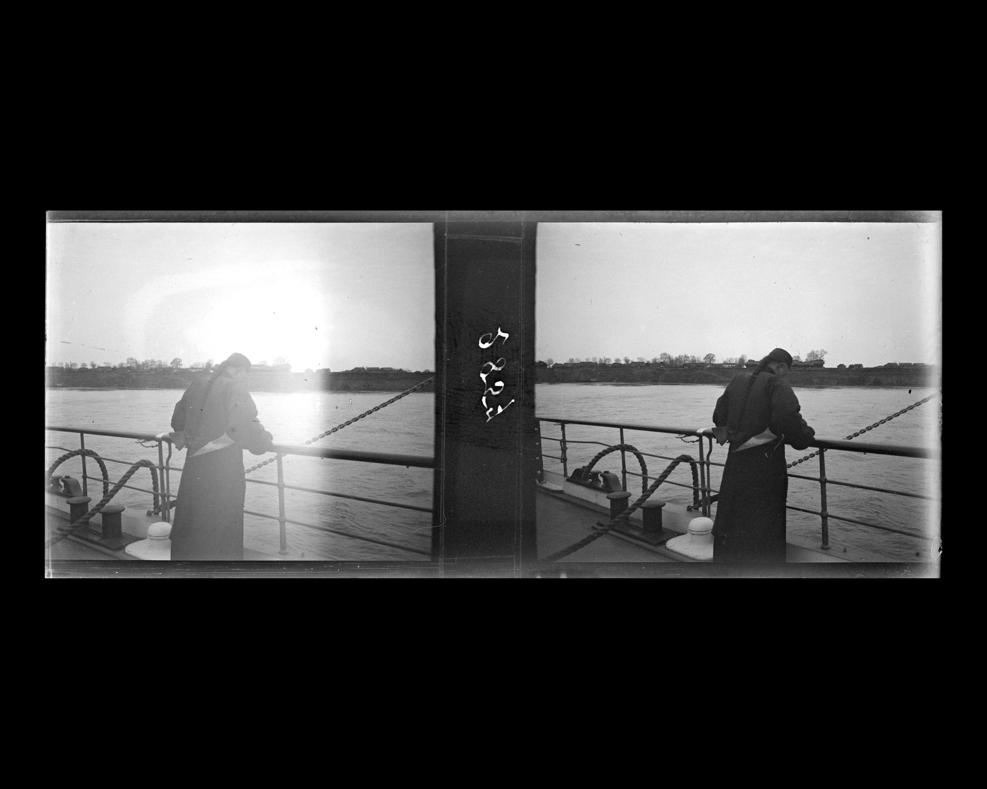 Image représentant Un passager chinois penché au bastingage du vapeur Kiang-Yu regarde Le Yangzijiang ("fleuve Bleu")