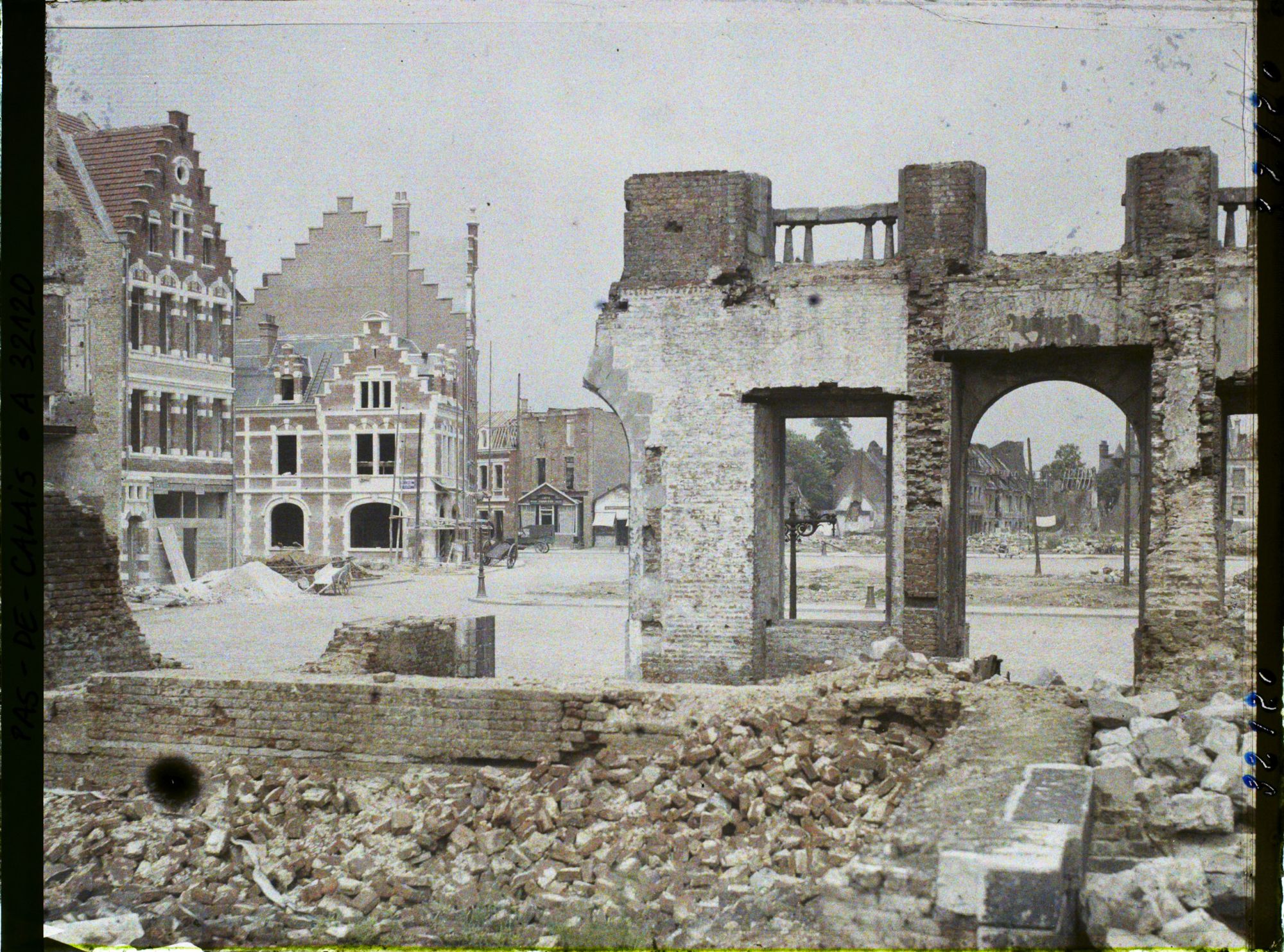 Image représentant France, Béthune, Ruines de l'Hôtel de Ville et nouvelles maisons s/ la Grande Place