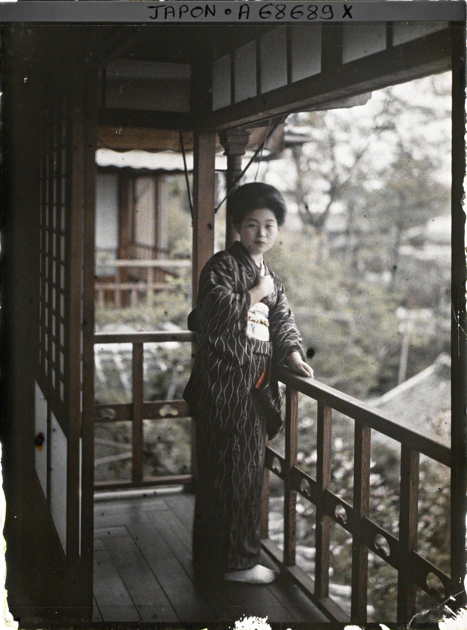 Image représentant Une serveuse sur le balcon d'une auberge