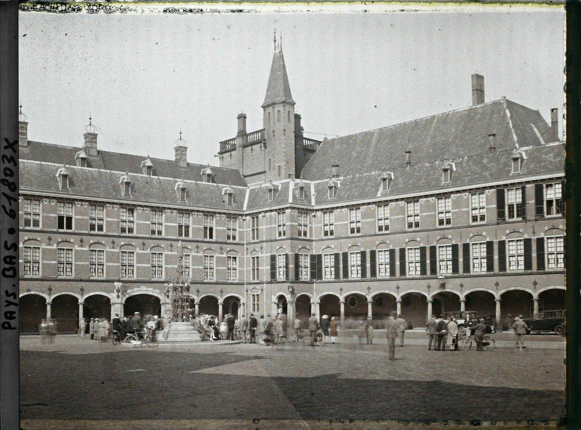 Image représentant La cour du Binnenhof avec les bâtiments abritant la conférence de la Paix