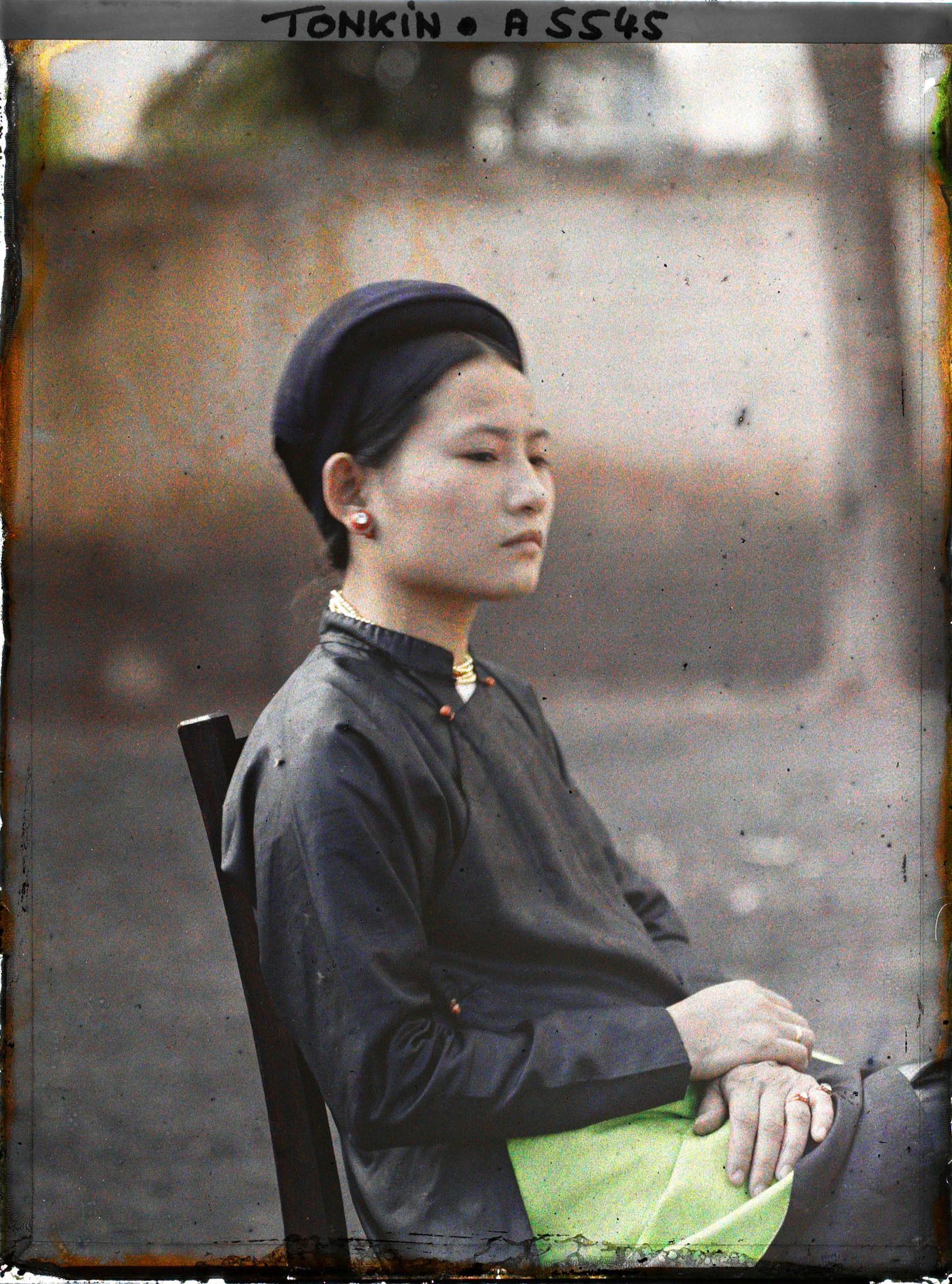 Image représentant Une jeune femme quarteronne en costume Annamite