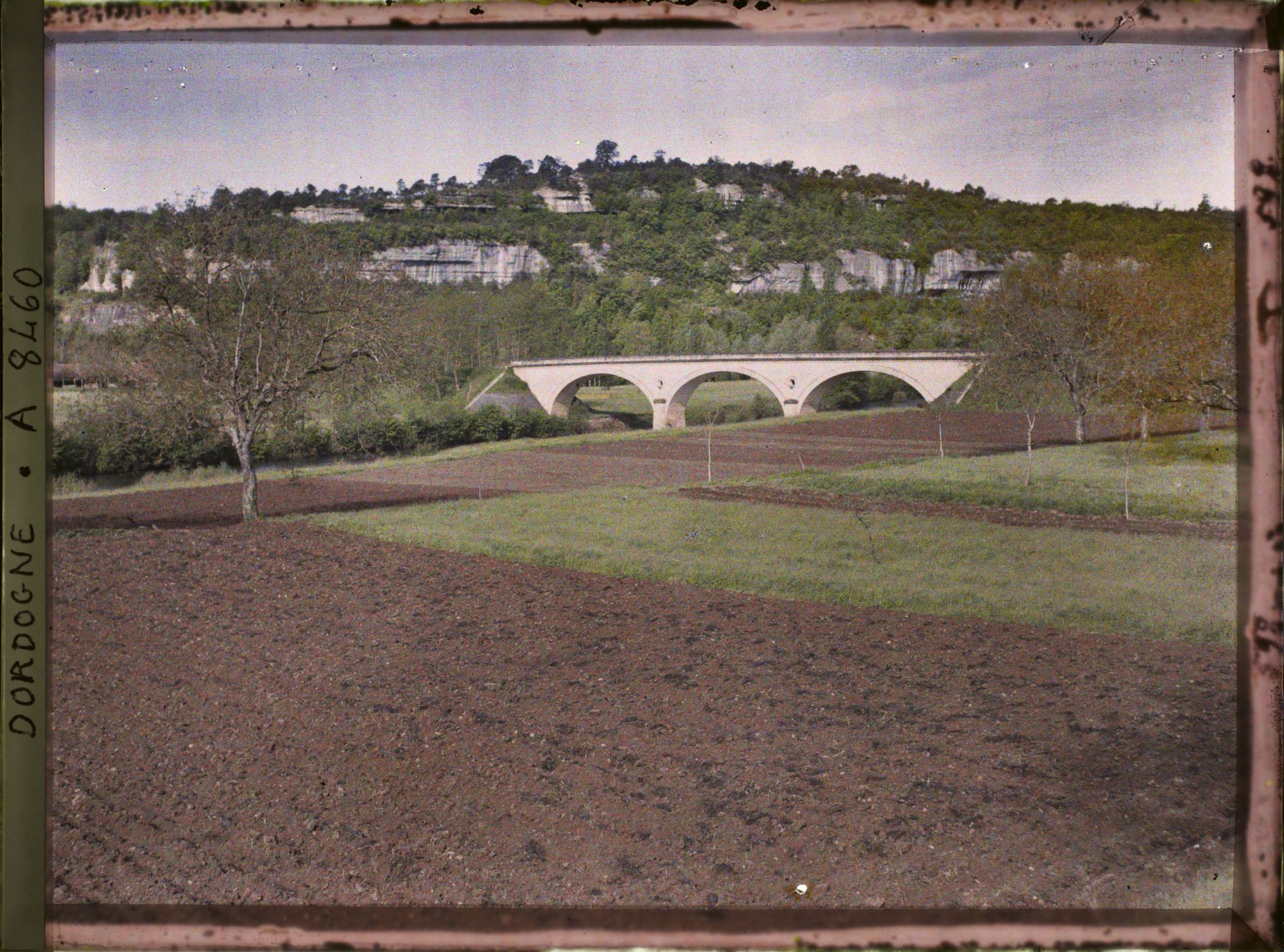Image représentant Le pont des Eyzies et les falaises sur la rive droite de la Vézère