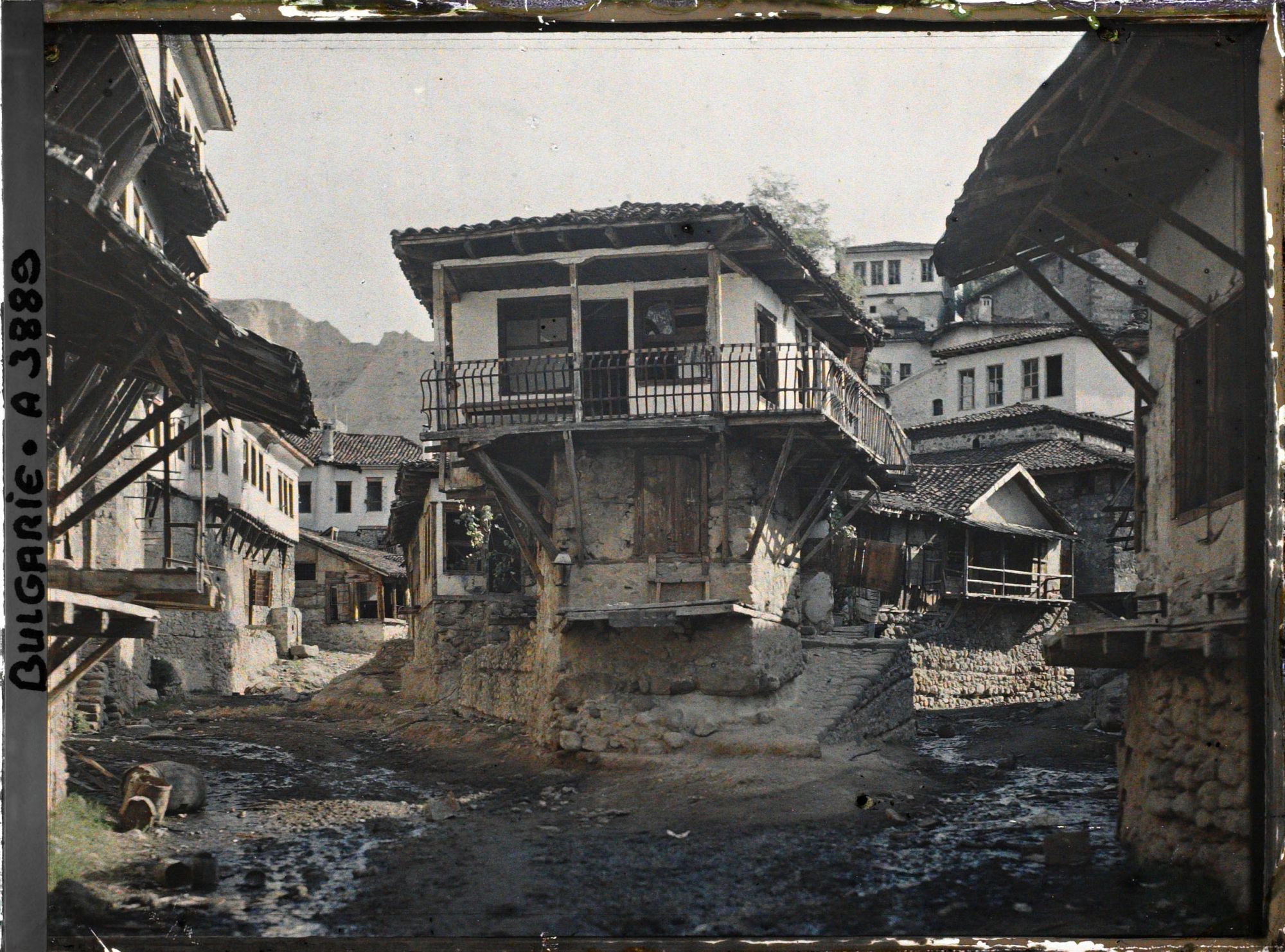 Image représentant Fourche entre deux rues de terre battue, bordées de maisons en étages