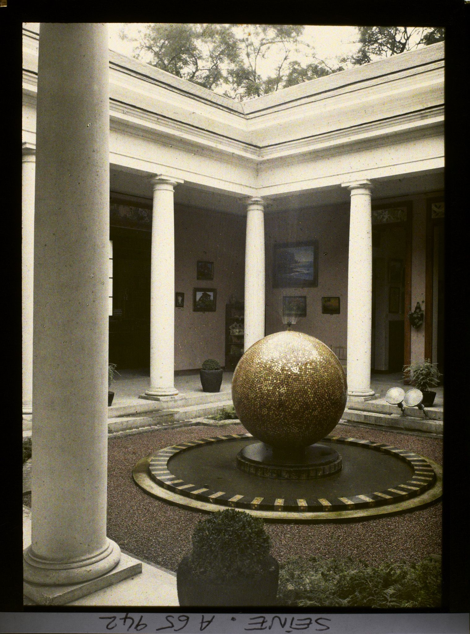 Image représentant L'Exposition Coloniale Internationale de 1931, la cour du pavillon de la Réunion