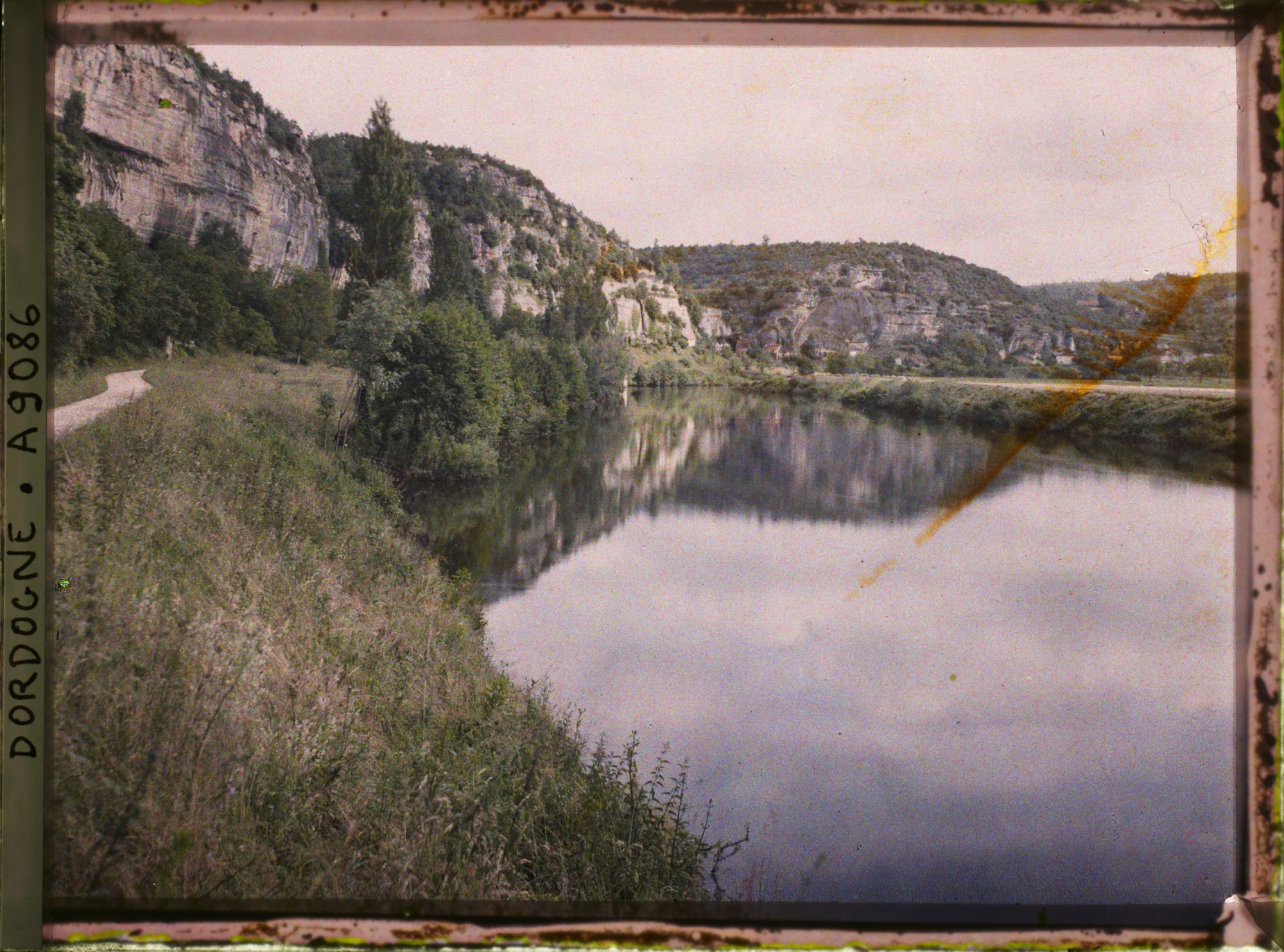 Image représentant France, Laugerie-Basse vue de loin à peu près la même vue