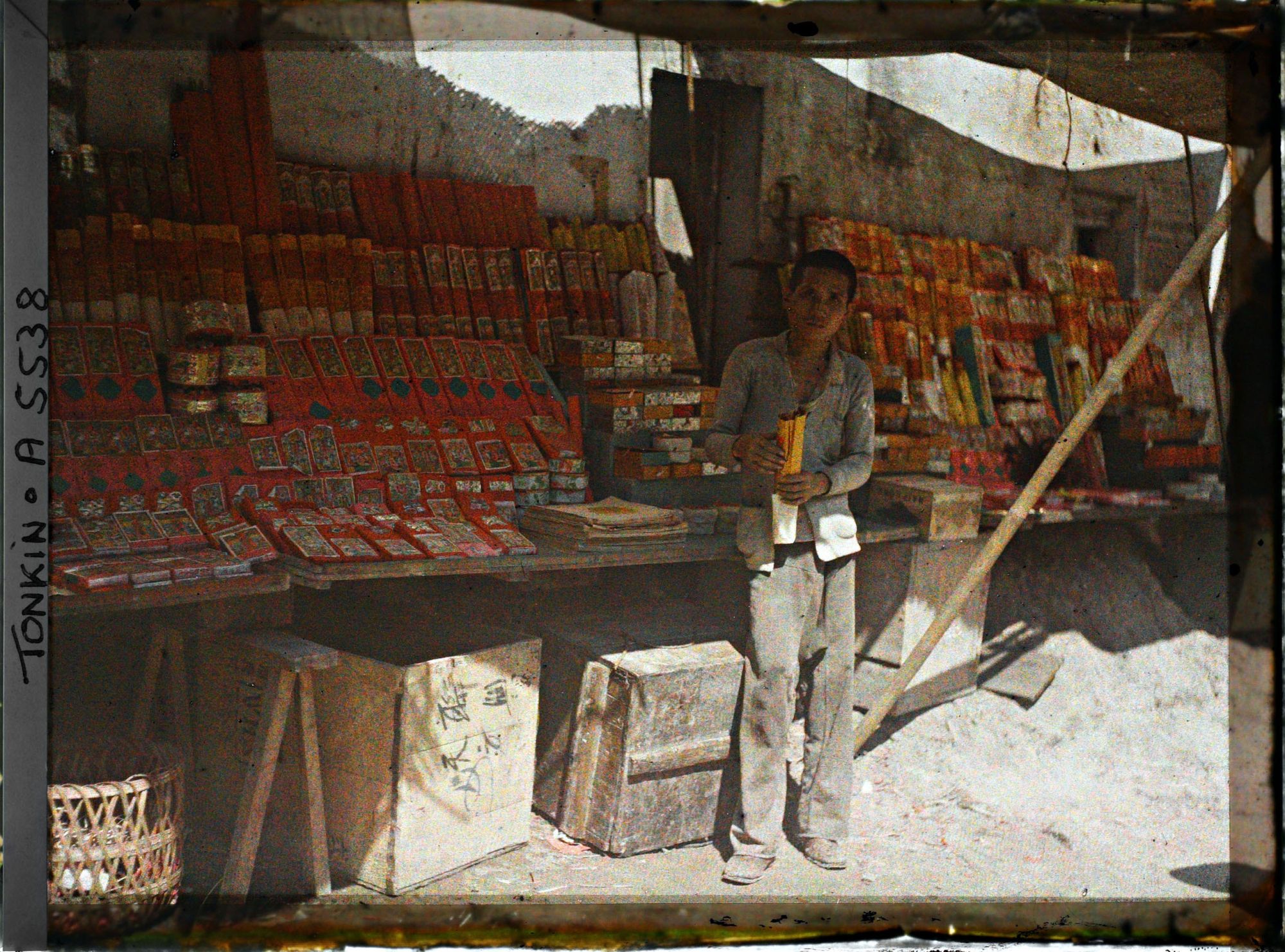 Image représentant Chinois vendant des pétards à l'époque de la fête du Têt, dans le quartier sino-annamite (?)