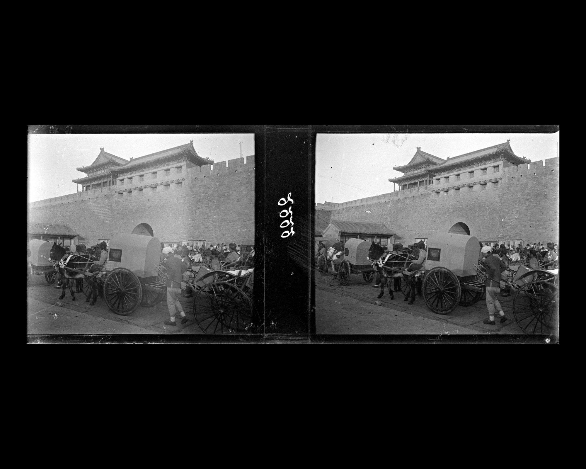 Image représentant À l'ouest de Zhengyangmen ("porte Face au Midi"), ou Qianmen ("porte Antérieure")