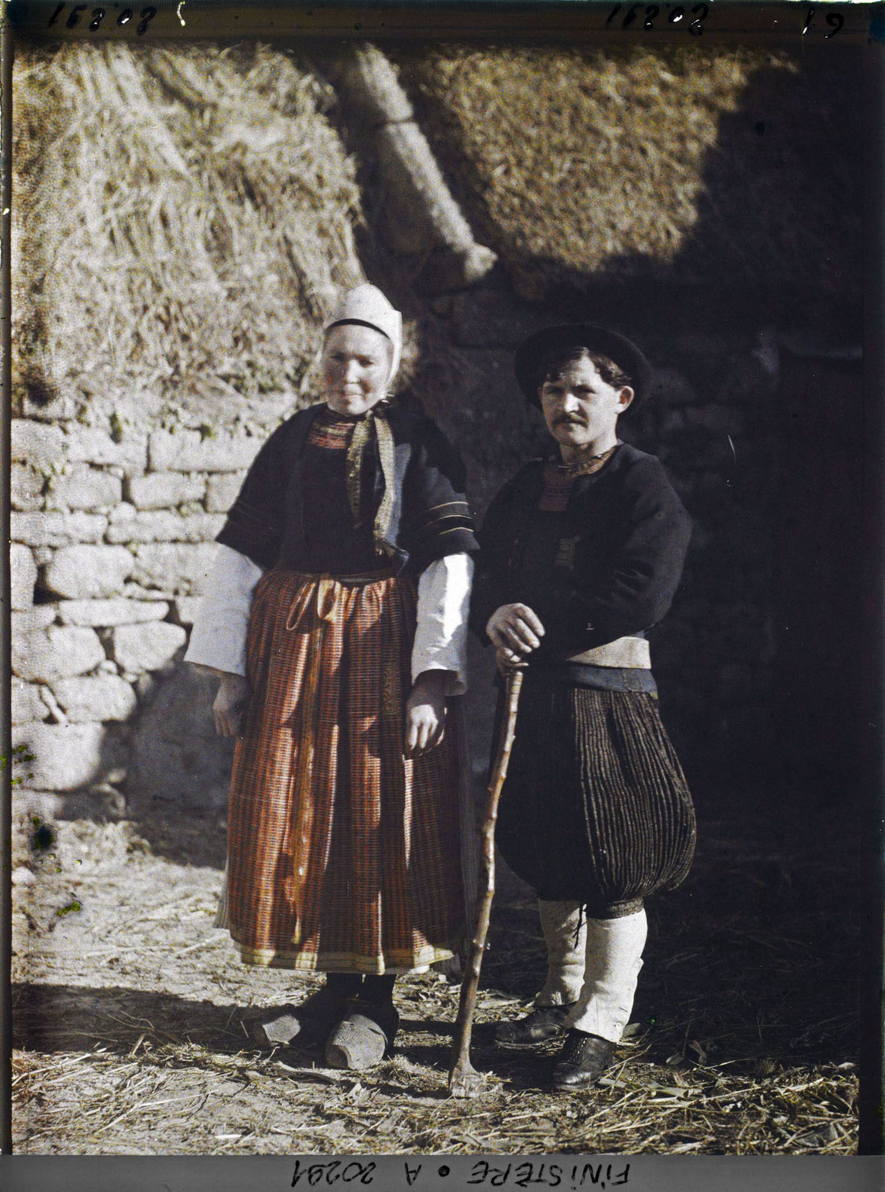 Image représentant Deux habitants en costume traditionnel