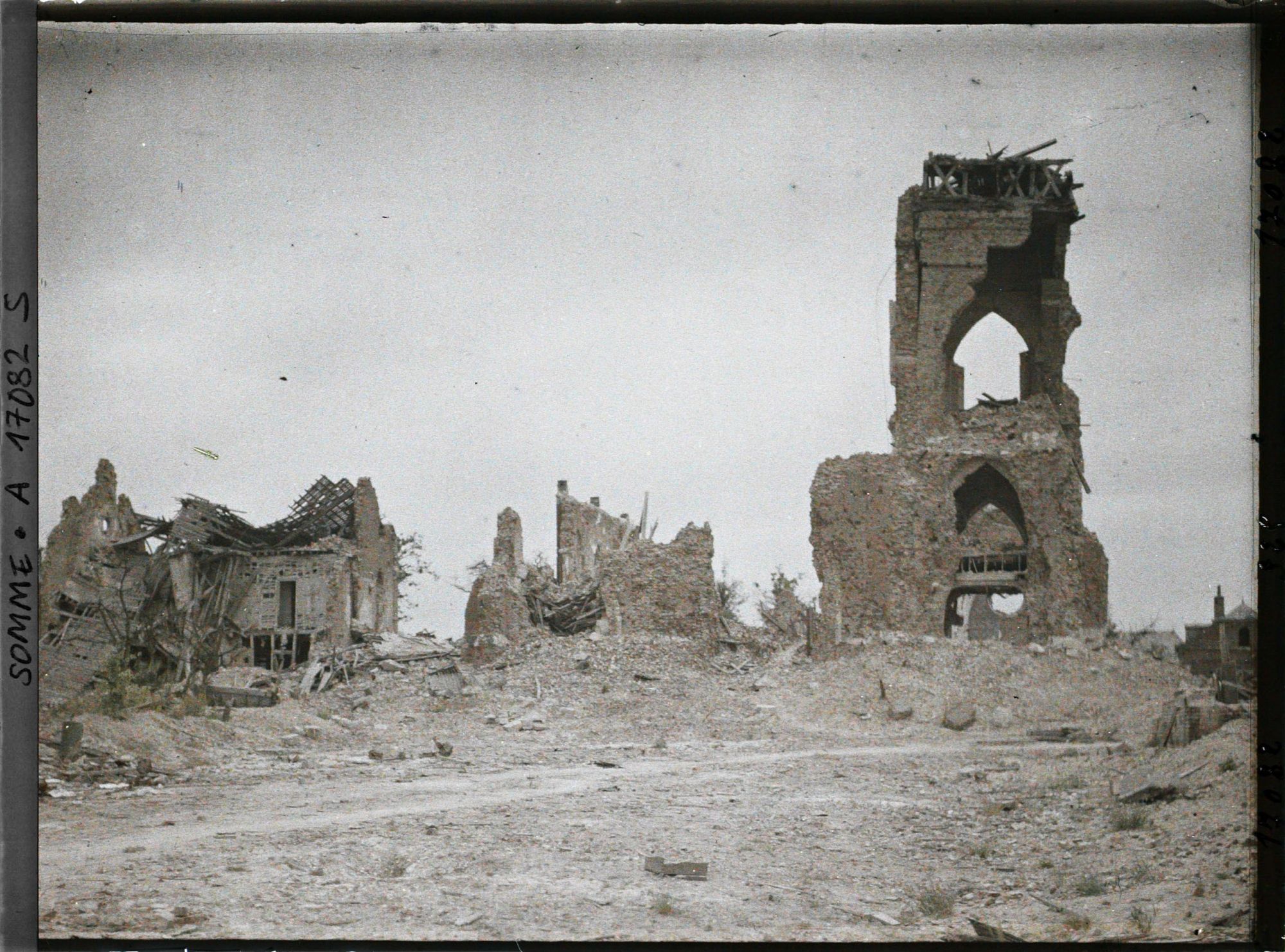 Image représentant France, Villers -Bretonneux, L'Eglise vue de la Place de l'Eglise