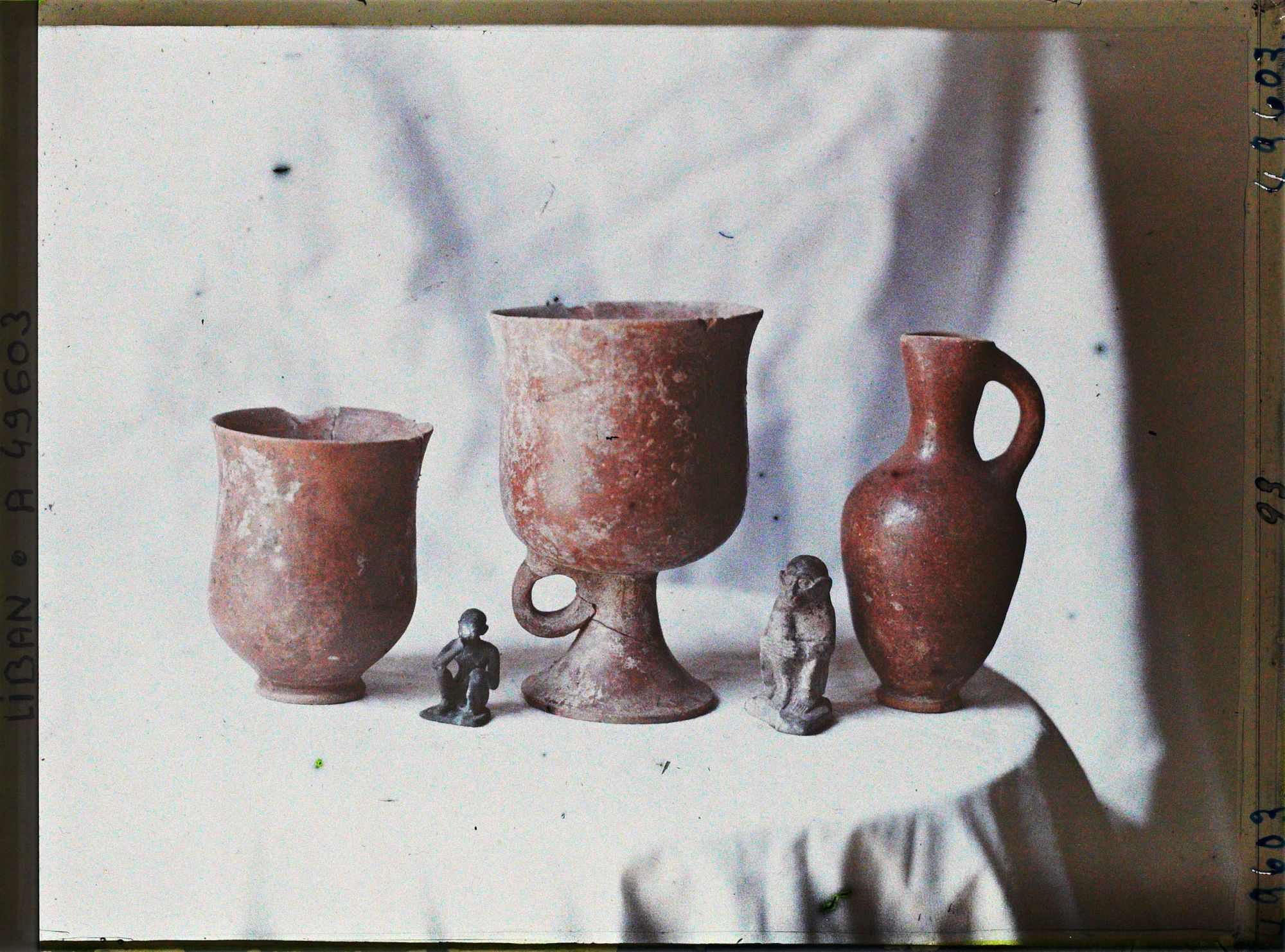 Image représentant Trois poteries et deux statuettes anthropoïdes