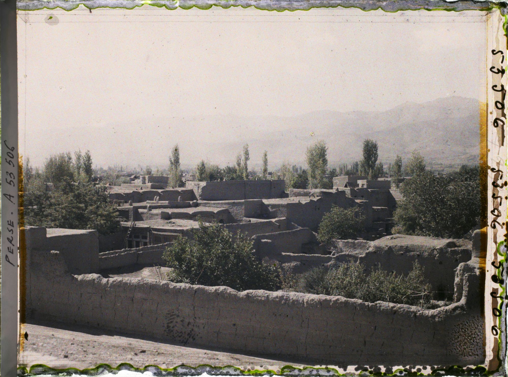 Image représentant Panorama de la ville vers le massif du Kuh-e Alvand (point culminant à 3571 m)