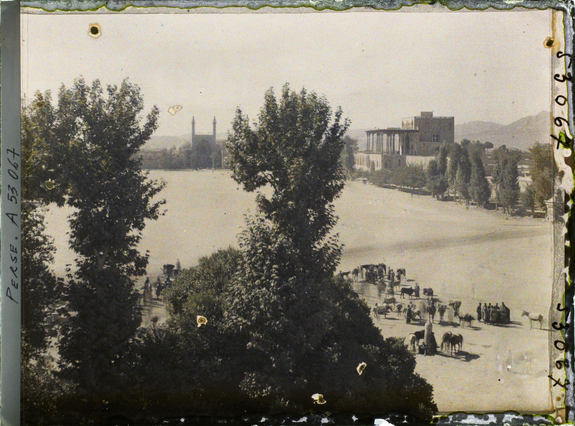 Image représentant La place Naghsh-e Jahan ou Meydan-i-Chah (place Royale), vers la mosquée du Chah au sud et le palais d'Ali Qapu à l'ouest