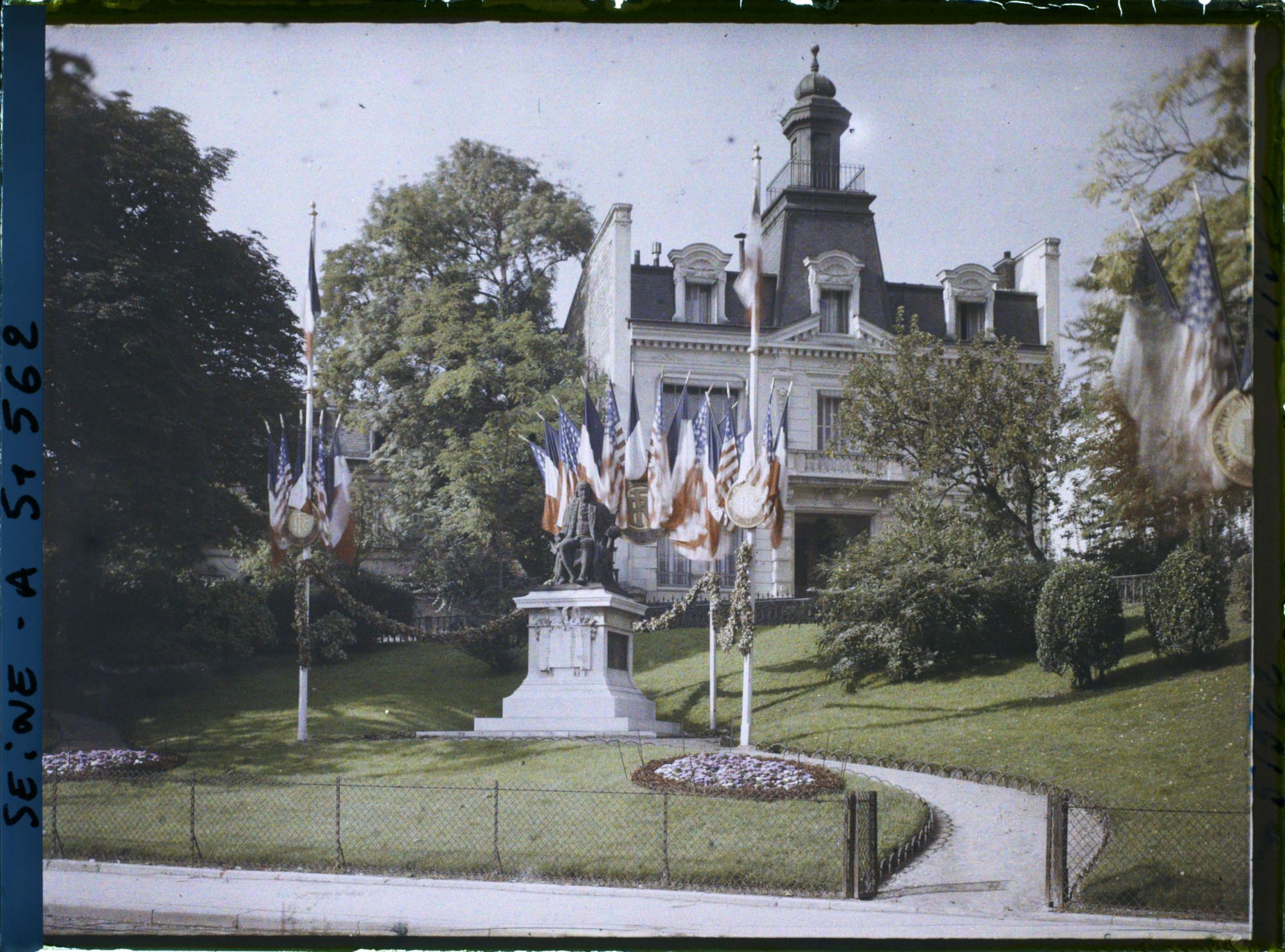 Image représentant Statue de Benjamin Franklin (place du Trocadéro) décorée pour le 9ème congrès de la Légion Américaine (American Legion)