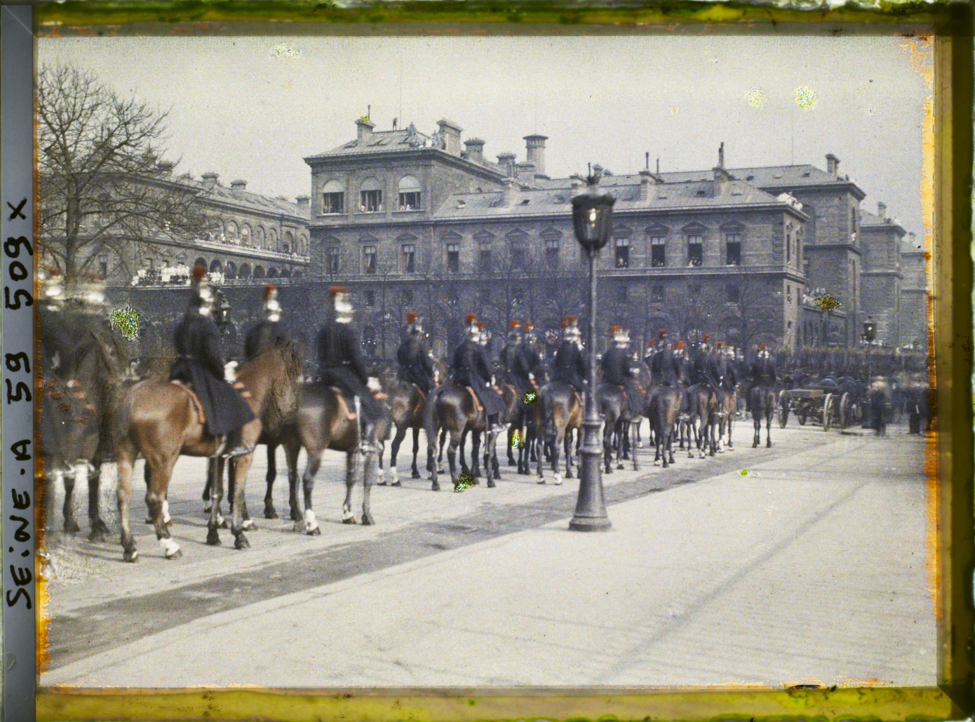 Image représentant La Garde républicaine sur le parvis de Notre-Dame pour les obsèques du maréchal Foch