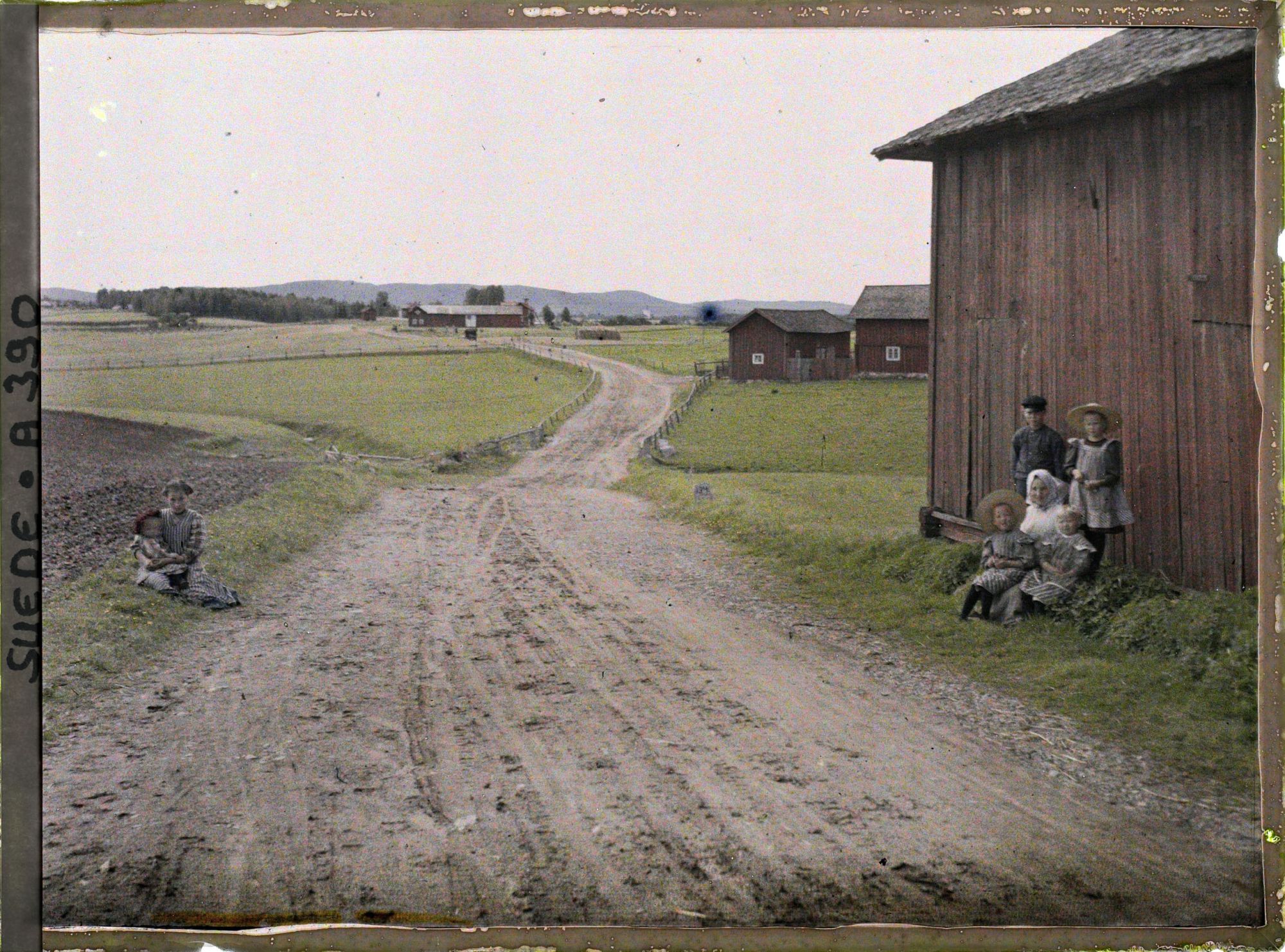 Image représentant Femmes et enfants sur le bord d'une route