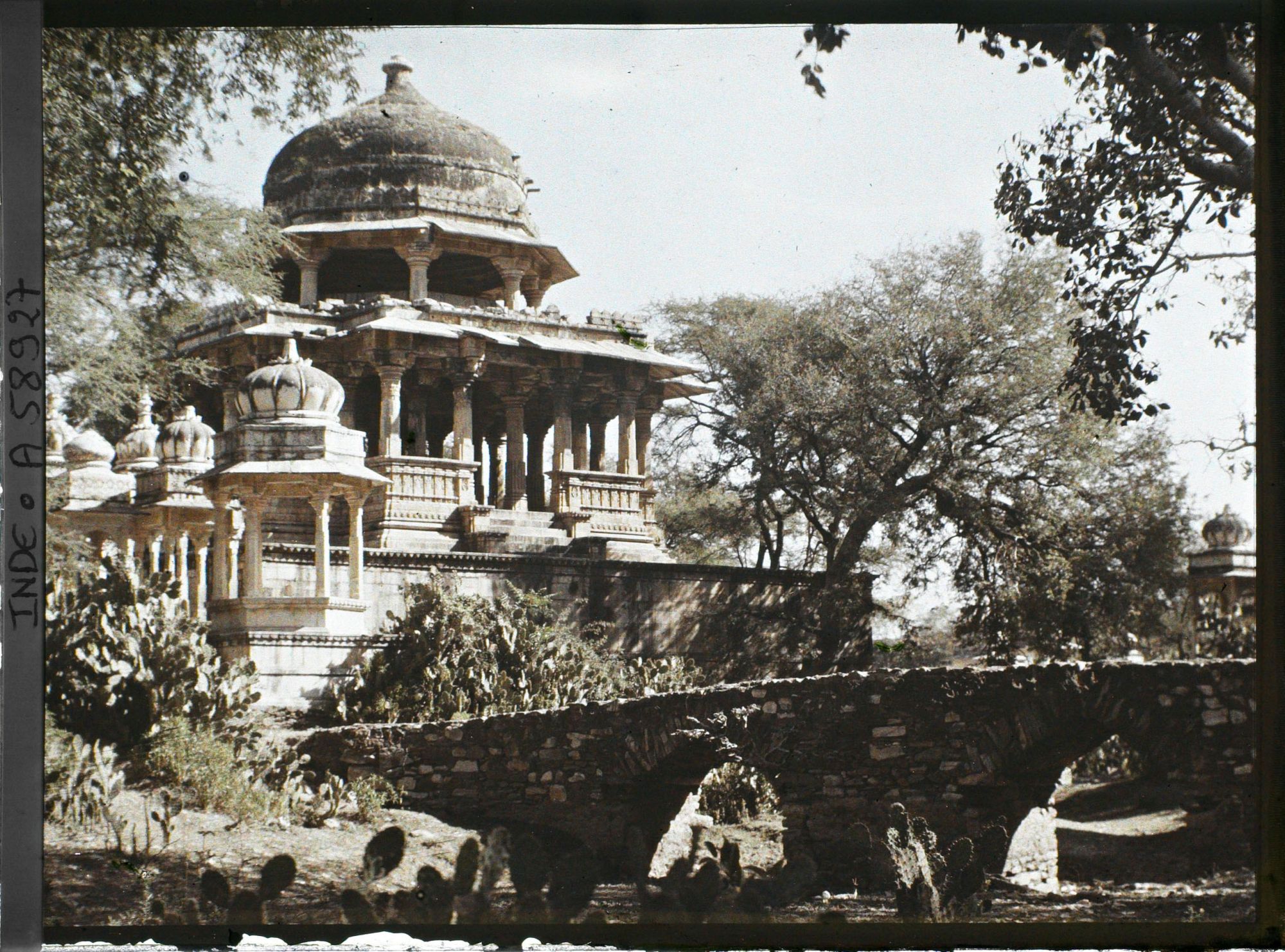 Image représentant Pont et Chatris de la nécropole des Maharanas du Mewar