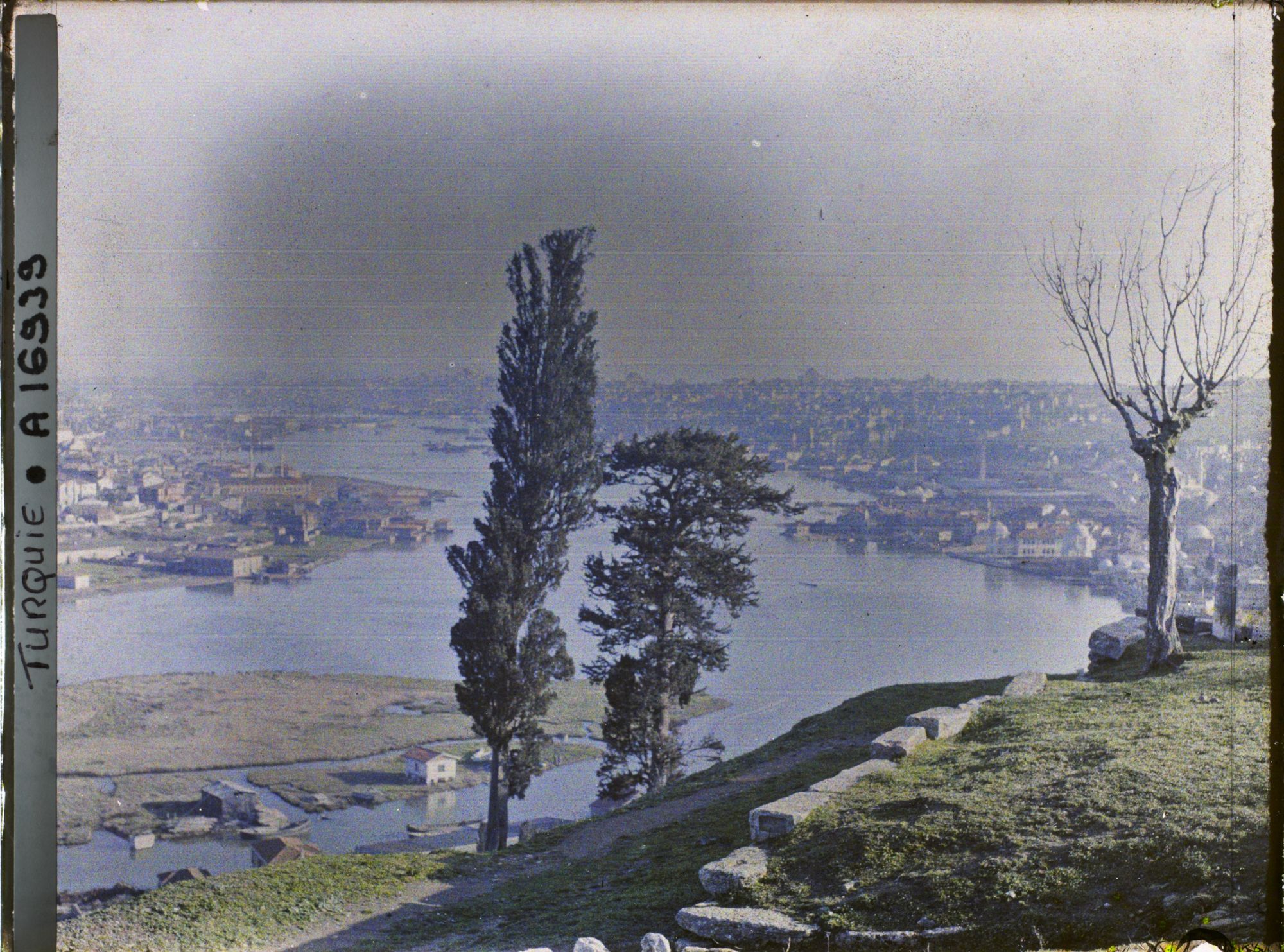 Image représentant La Corne d'Or depuis le cimetière d'Eyüp (au nord, sur la rive droite)