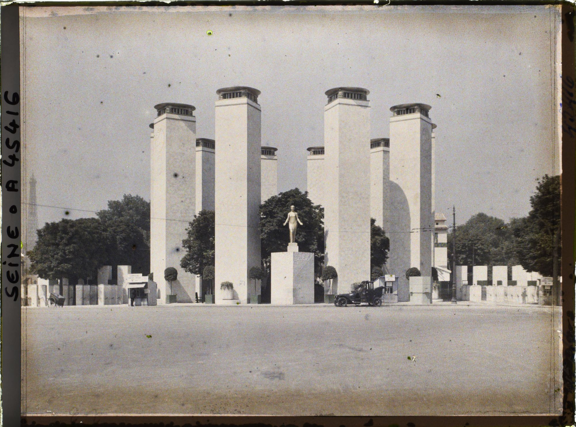 Image représentant L'Exposition des arts décoratifs, l'entrée place de la Concorde