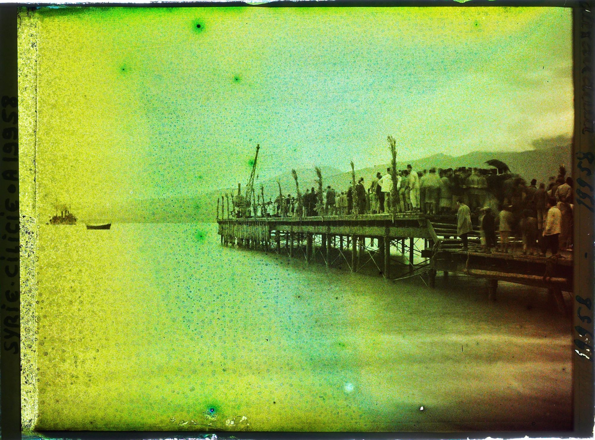 Image représentant Foule attendant sur le débarcadère l'arrivée du général Gouraud