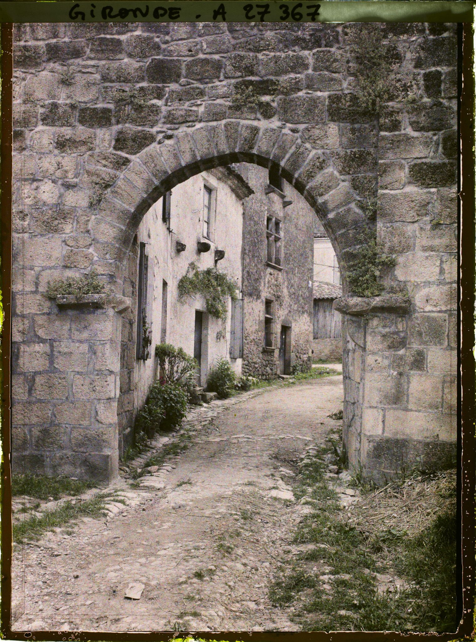 Image représentant France, St Macaire, Vieille porte