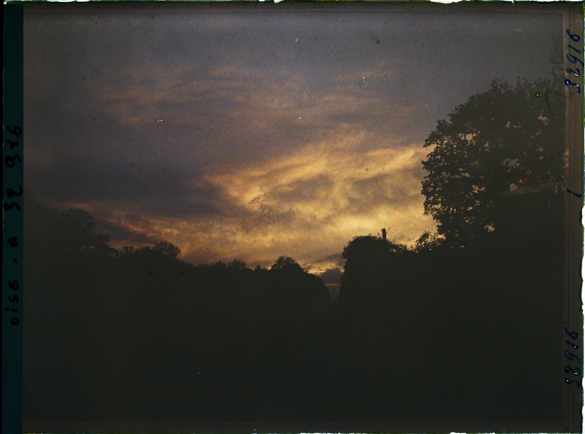 Image représentant France, Forêt de Compiègne, Carrefour de l'Armistice, Rethondes, Coucher de Soleil en forêt