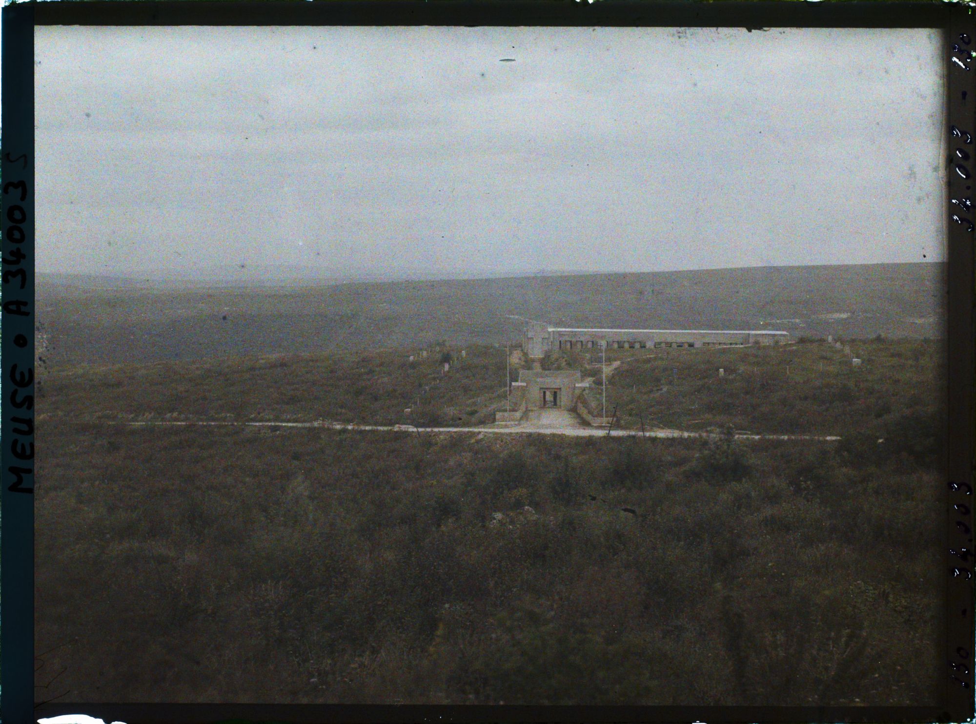 Image représentant France, Douaumont, Le monument vu d'ensemble vue prise vers le Nord