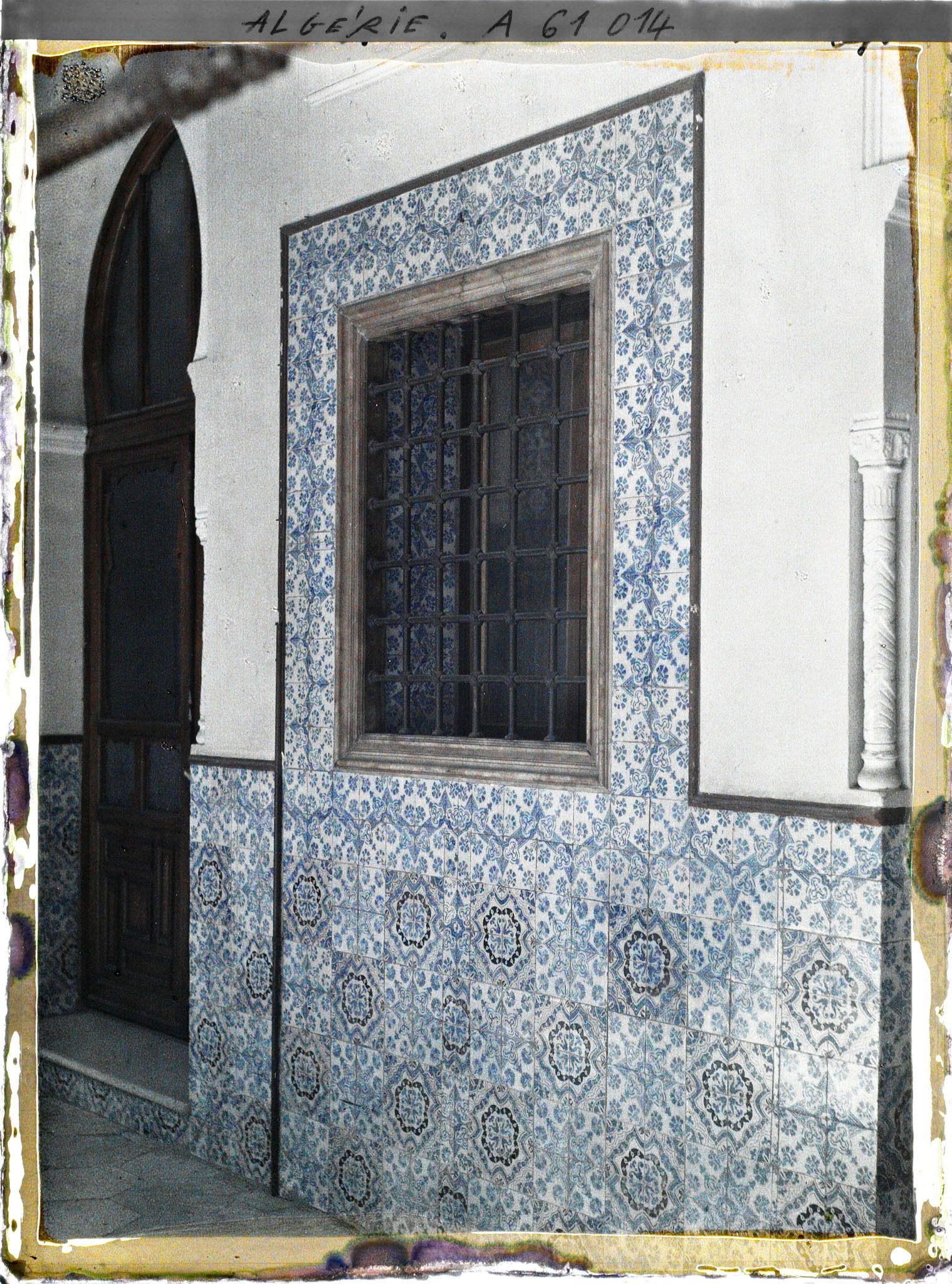 Image représentant Une fenêtre entouré de carreaux dedans le palais du Gouverneur ou Palais d'Hiver (Dar Hasan Pacha)