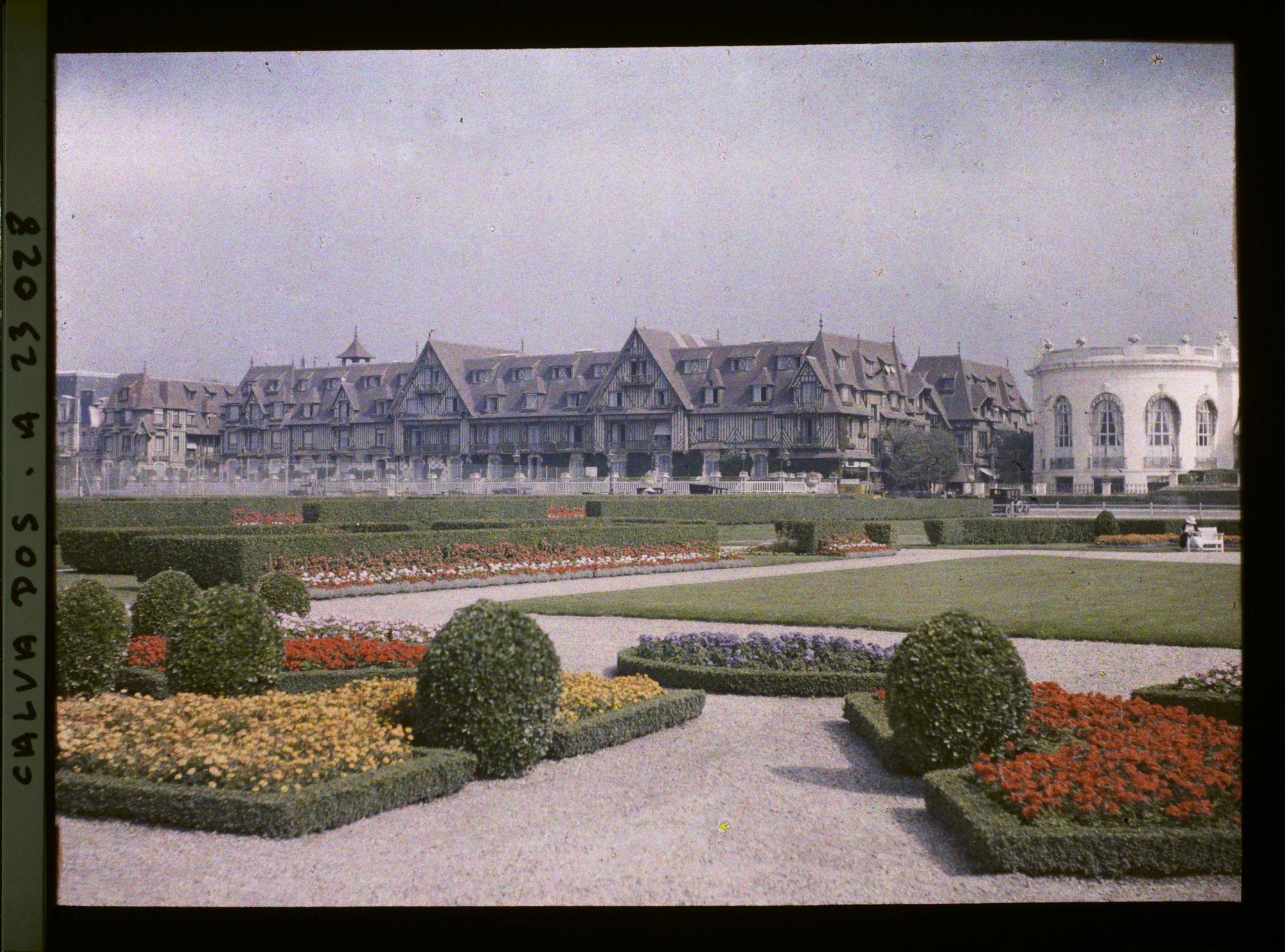 Image représentant Le Normandy-Hôtel vu des jardins du Casino