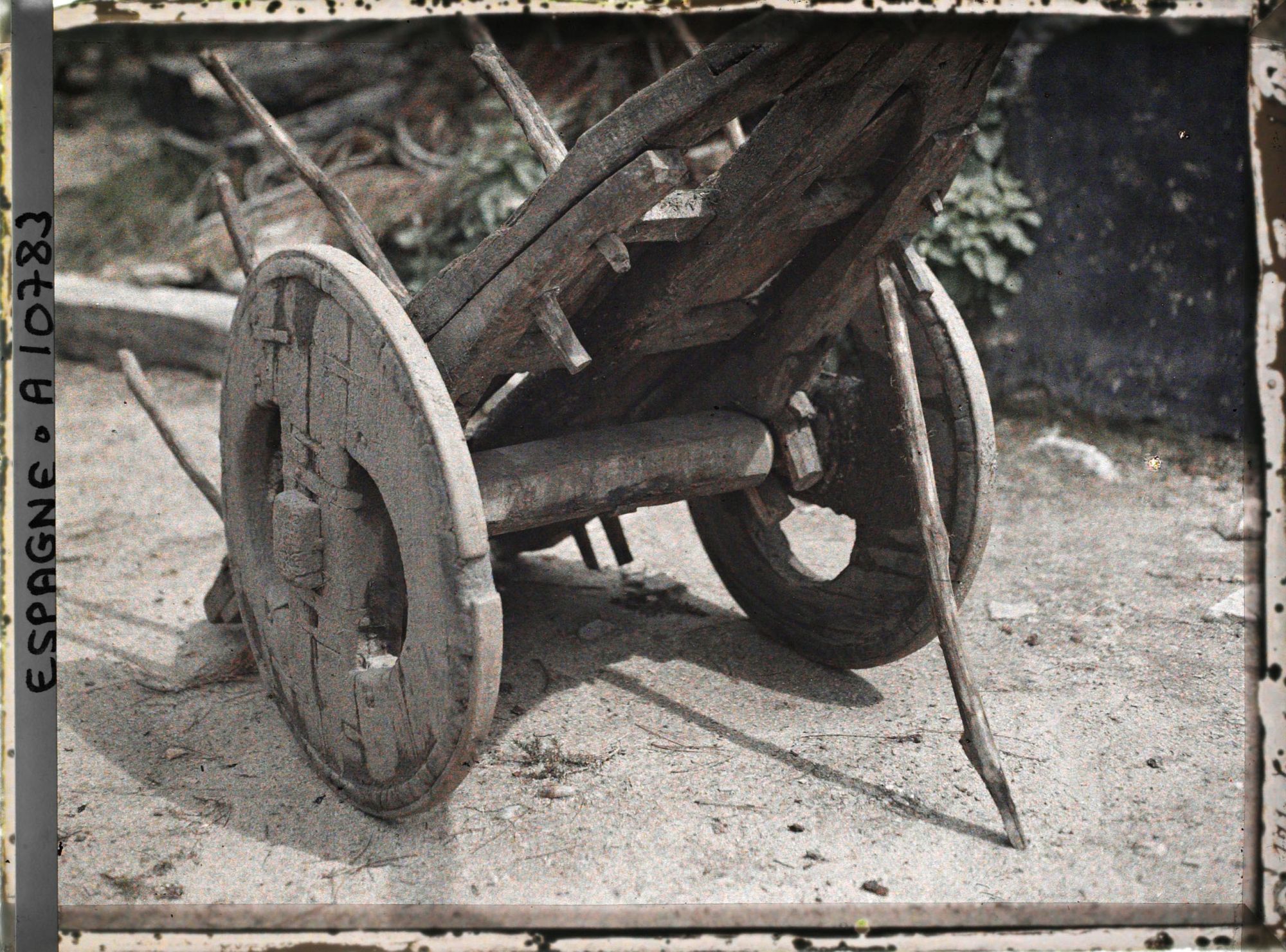 Image représentant Espagne, de Santiago à Padron, Fijo, Le Carro-ancien avec les roues et l'essieu