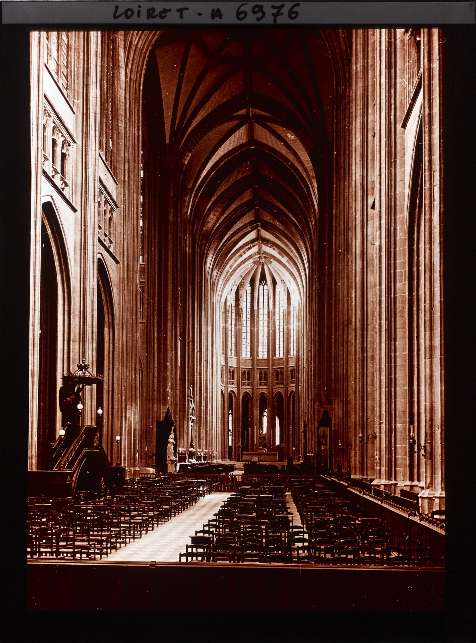 Image représentant L'intérieur de la nef de la cathédrale Sainte-Croix