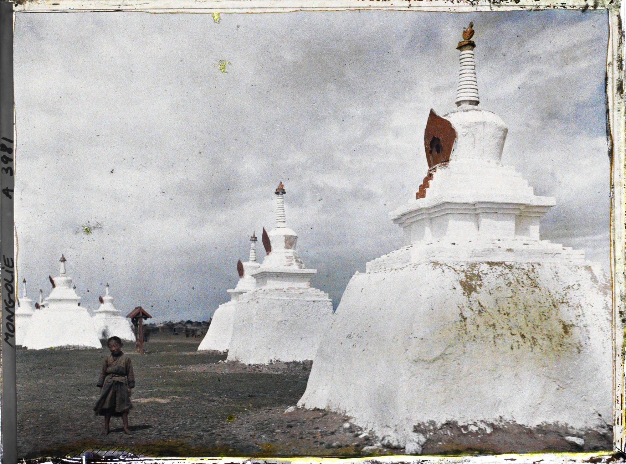 Image représentant Un garçonnet près de l'alignement de stupa situé en bordure du quartier monastique de Gandan