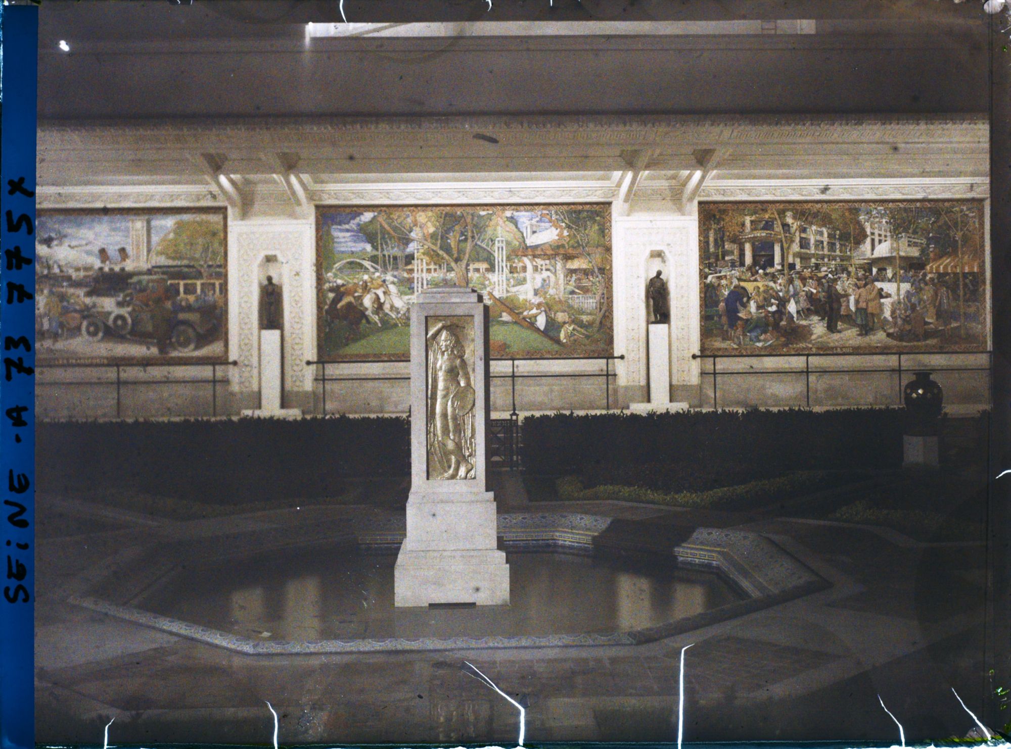 Image représentant L'Exposition des arts décoratifs, Cour des métiers, sur l'esplanade des Invalides, Charles Plumet, Panneaux de Rapin, Marret et Guillonnet