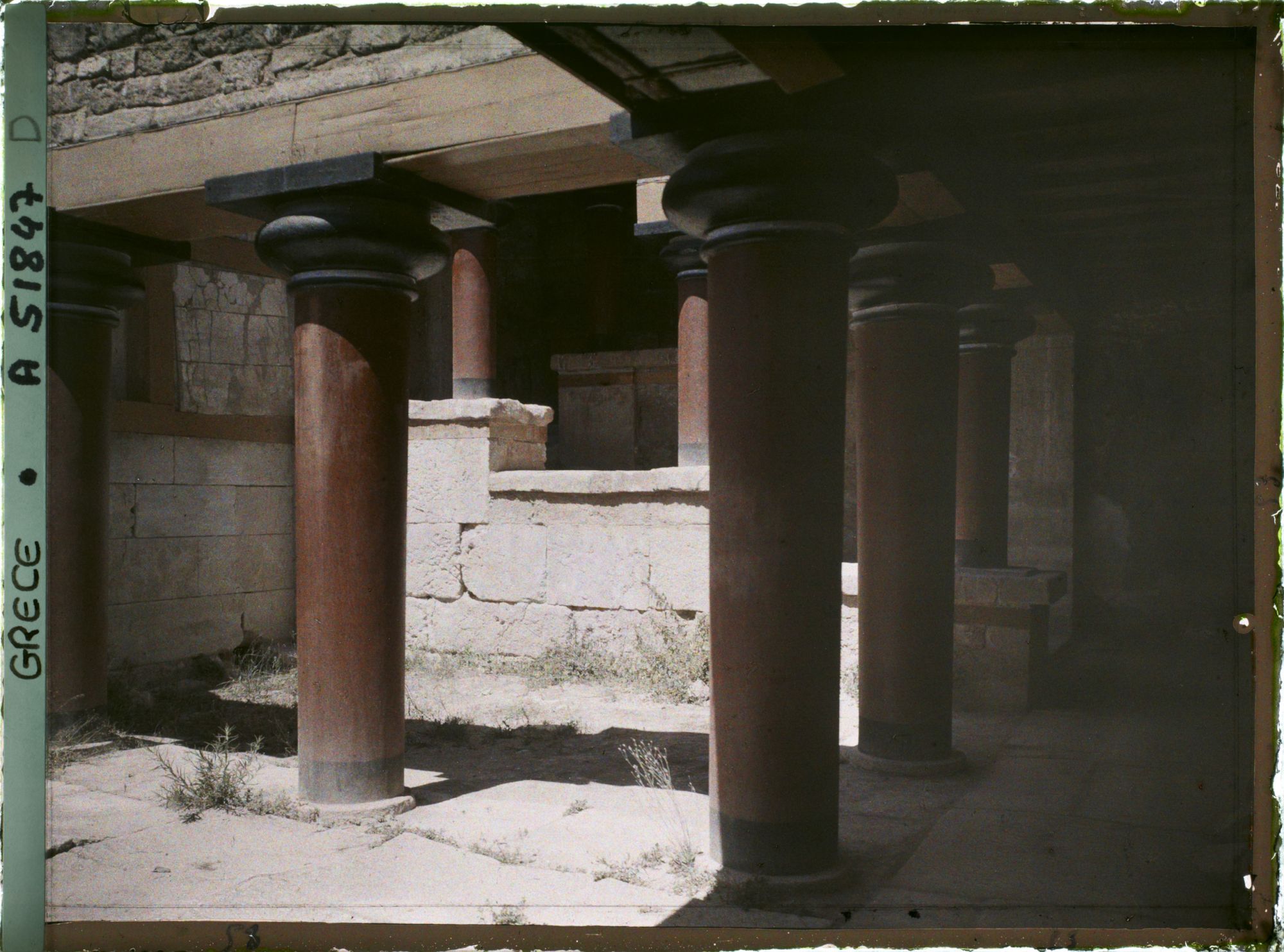 Image représentant Dans l'aile orientale du palais, au bas d'un escalier venant de la cour centrale, le Péristyle précédant le Megaron (appartement) du Roi, ("Salle des colonnes")