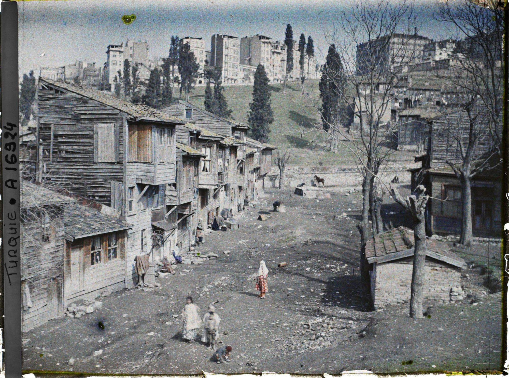 Image représentant Maisons de bois du quartier de Kasimpasa et immeubles récents de pierre du quartier de Sishane près du quartier de Galata
