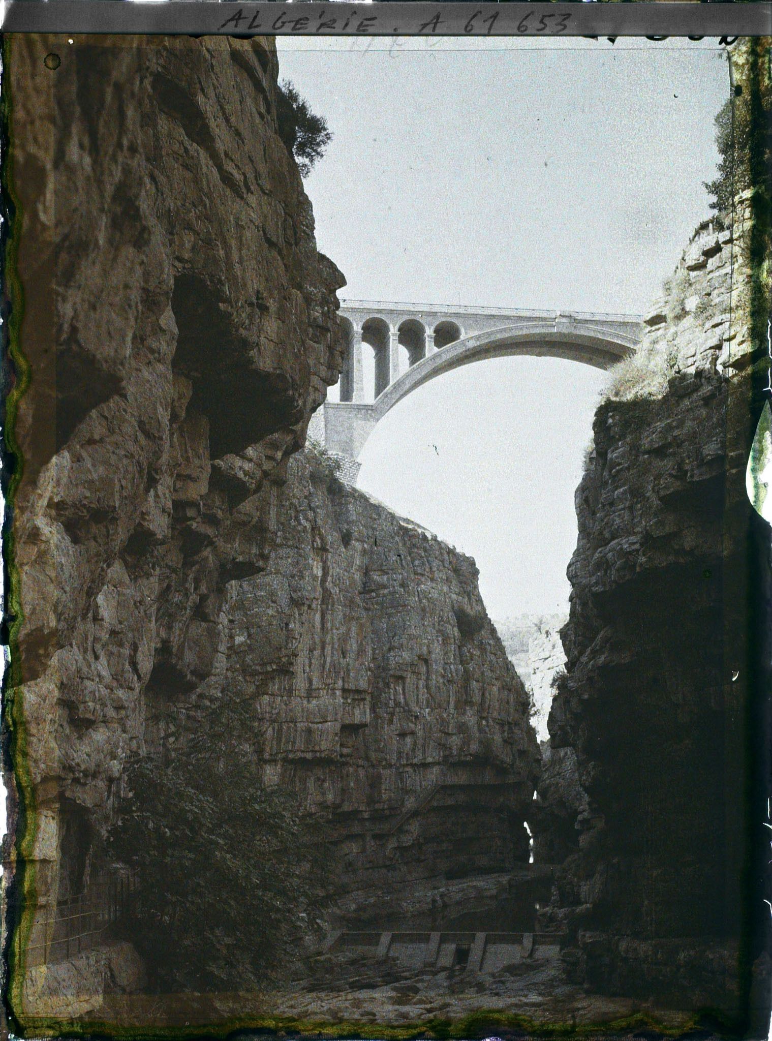 Image représentant Algérie, Constantine, Au fond des gorges, Vue vers le Pont de Sidi-Rached